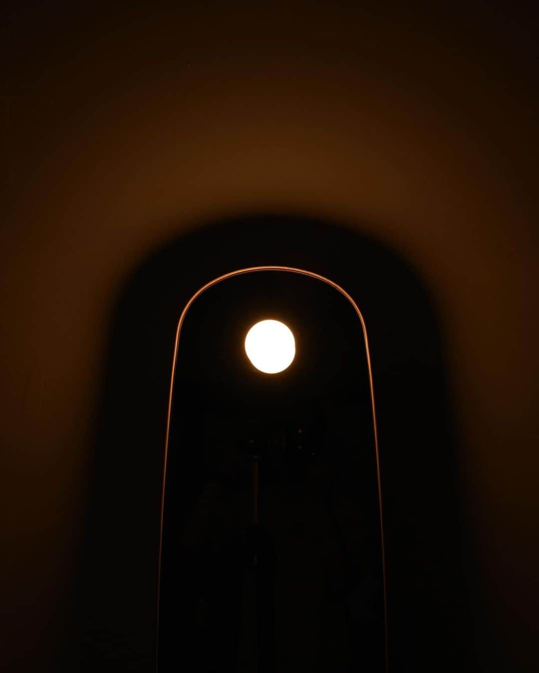 Tomohide Furuyaさんのインスタグラム写真 - (Tomohide FuruyaInstagram)「" Light mirror "  10/21から NODE で始まる MURPHのオーダー会より @from_murph のデザイナー @shintaro_murao と私 @ikko_tasworksinc との共同デザインのミラーを発表します。  無垢感をしっかりと感じられる木目の美しいタモ材とステンレスの無機質なコントラストが特徴的な構成に照明機能を加えたデザイン。  ミラーとしても、照明としても空間のアクセントになるかと思います。  壁掛け仕様と専用のスタンドの設定です。  受注会の詳細は追って @node_tasworks より。  村尾くんとずっと構想していた共同デザインのミラー。 面白い物が出来たと思います。ぜひお楽しみに。  #murph #shintaromurao #tasworksinc #node_tasworks #interior #mirror #lighting」10月11日 19時23分 - ikko_tasworksinc