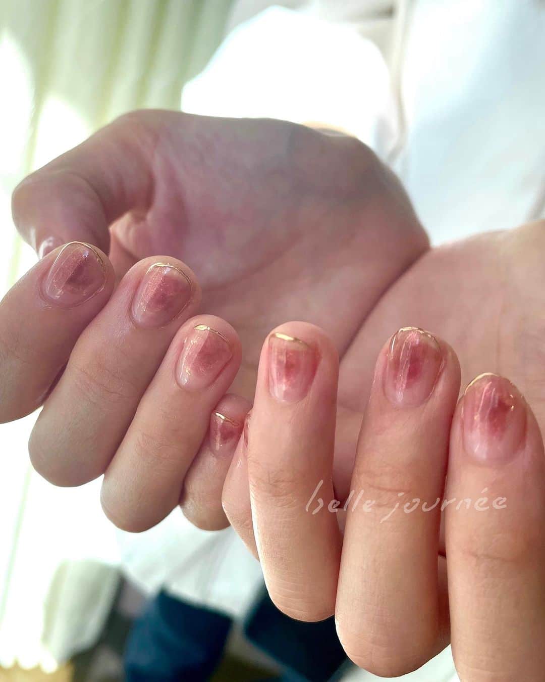 フレジエのインスタグラム：「キラキラくすみピンク💗 Bridal nail🕊 担当:@maika__y ⁡ ˗˗˗˗˗˗˗˗˗˗˗˗˗˗˗˗˗˗˗˗˗˗˗˗˗˗˗˗˗˗˗˗˗˗˗˗˗˗˗˗˗˗ ⁡ ◎パラジェル追加料金なし ⁡ ◎フィルイン(一層残し)施術可 　※担当指名必須 ⁡ ◎ハンド&フット、ネイル&アイメニュー同時施術可 ⁡ 　 ⁡ ⁡ Amelie & Cachette 渋谷駅徒歩8分 渋谷パルコから徒歩2分 ⁡ 渋谷区神南1-15-8ひきだしのような家に3階☎︎03-3461-7060」