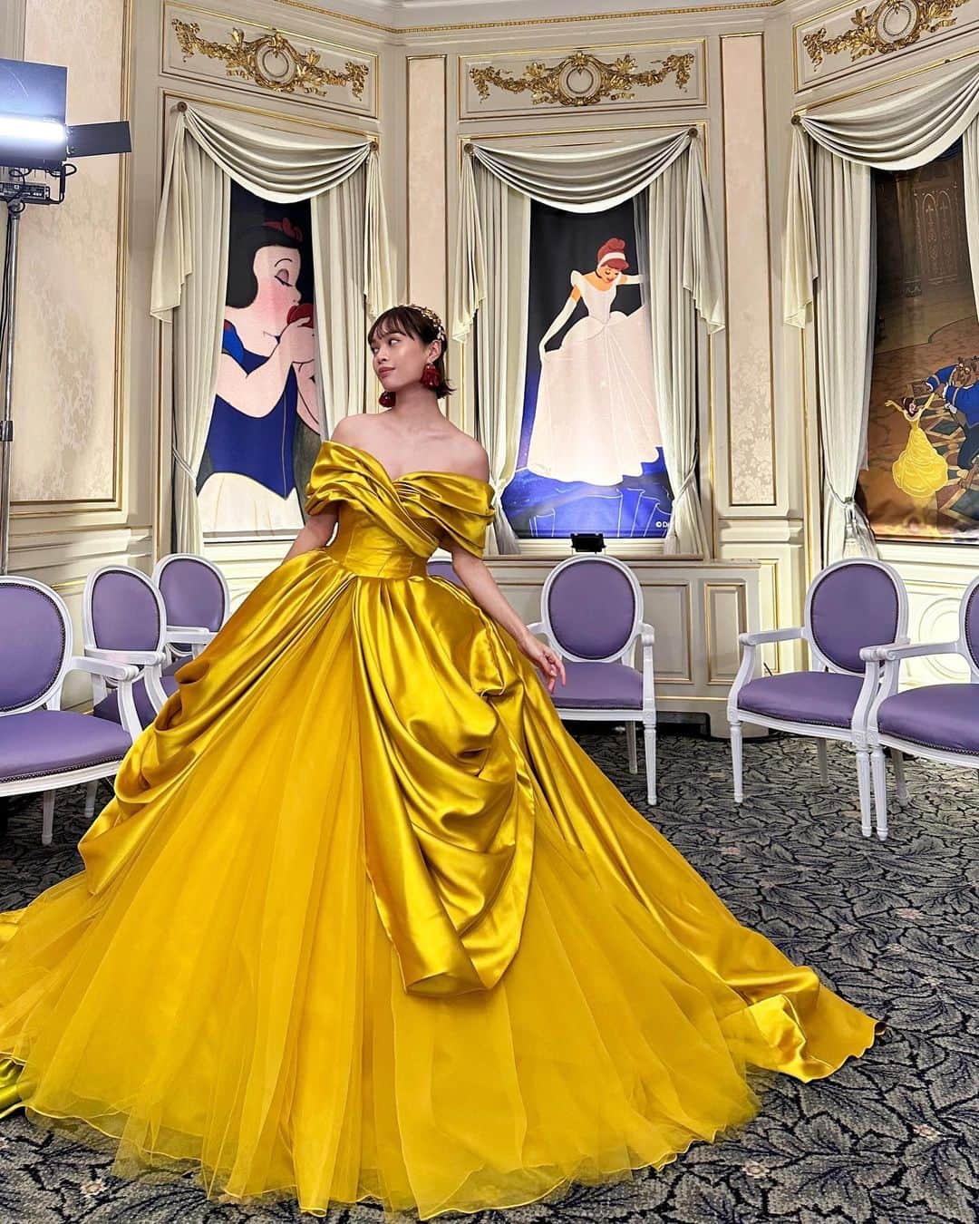 クロエのインスタグラム：「@kuraudia.weddingdress  9th Disney Wedding Collection👸🏼💛🌹  美女と野獣のベルや、 FANTASIAをモチーフにしたドレスも着させていただきました。どれもロマンチック🪄 Disney好きにはたまらない幸せ空間でした…！ ありがとうございました✨ #ディズニードレス #ディズニーウェディング #クラウディア」