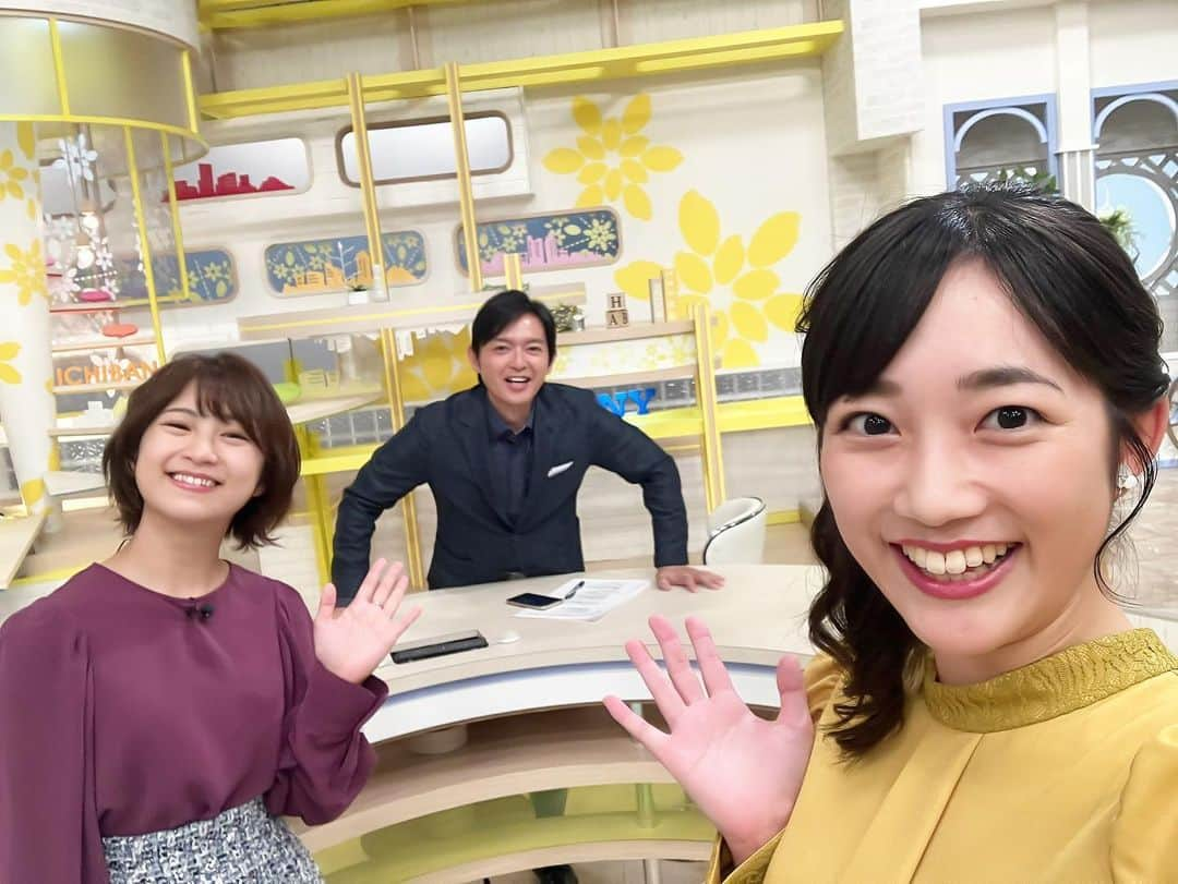 松本亜美さんのインスタグラム写真 - (松本亜美Instagram)「今日も新潟一番をご覧いただきありがとうございました😊 たくさんお休みをいただいたので、パワーチャージ完了の状態で久しぶりのスタジオMCに臨みました🎤  須山アナから 「元気だねぇ！」 と言われてしまうほど、パワー全開だったようです😂 2枚目の写真的には須山さんの方が元気いっぱいな気がしますが…  日高アナのモルック取材が楽しそうで、私もチャレンジしてみたくなった今日の放送でした♪  今夜からあす朝にかけて新潟は冷えそうなので、温かくしておやすみくださいね🐻‍❄️  #teny #テレビ新潟  #夕方ワイド新潟一番  #スタジオ #mc #司会  #夏休み明け #社会復帰  #いつものメンバーです  #水曜メンバー  #アナウンサー  #須山司アナウンサー  #日高優希アナウンサー  #松本亜美」10月11日 19時28分 - ami_matsumoto_teny