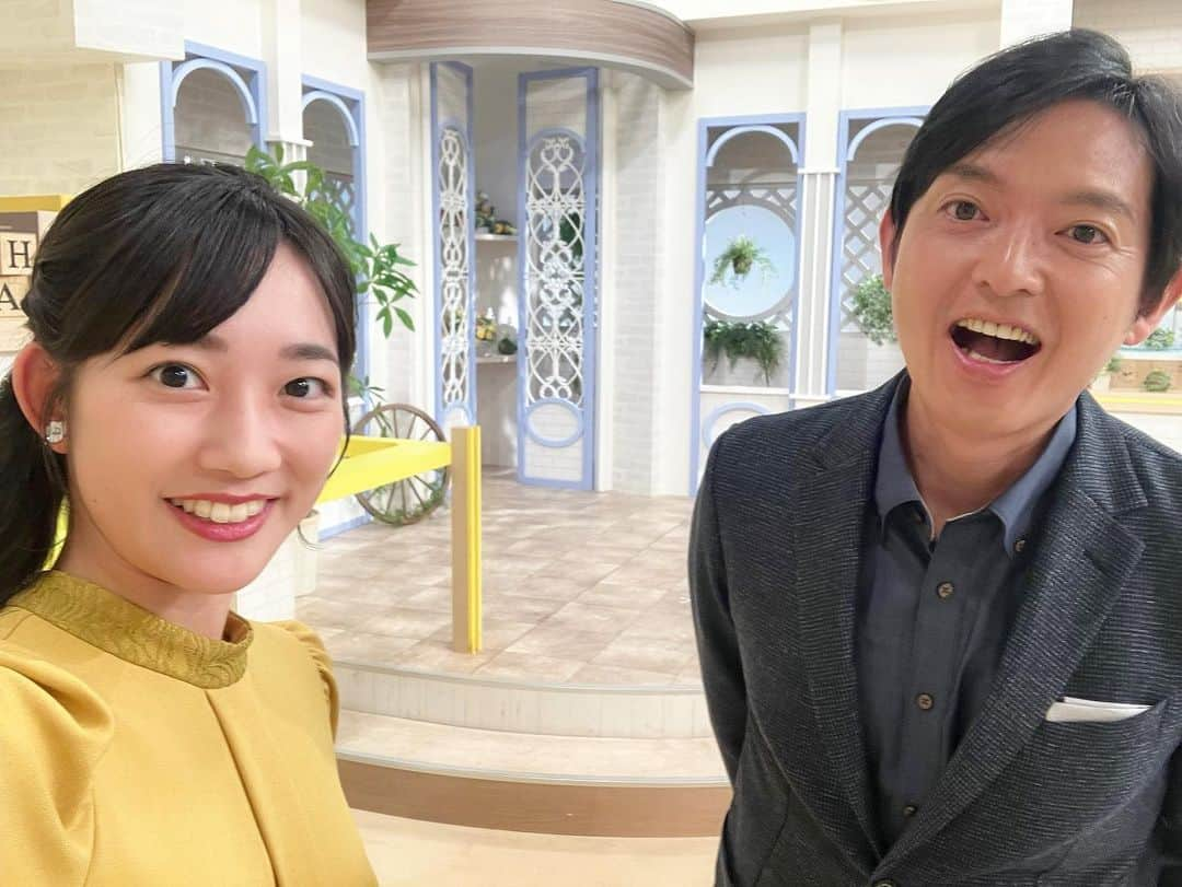 松本亜美さんのインスタグラム写真 - (松本亜美Instagram)「今日も新潟一番をご覧いただきありがとうございました😊 たくさんお休みをいただいたので、パワーチャージ完了の状態で久しぶりのスタジオMCに臨みました🎤  須山アナから 「元気だねぇ！」 と言われてしまうほど、パワー全開だったようです😂 2枚目の写真的には須山さんの方が元気いっぱいな気がしますが…  日高アナのモルック取材が楽しそうで、私もチャレンジしてみたくなった今日の放送でした♪  今夜からあす朝にかけて新潟は冷えそうなので、温かくしておやすみくださいね🐻‍❄️  #teny #テレビ新潟  #夕方ワイド新潟一番  #スタジオ #mc #司会  #夏休み明け #社会復帰  #いつものメンバーです  #水曜メンバー  #アナウンサー  #須山司アナウンサー  #日高優希アナウンサー  #松本亜美」10月11日 19時28分 - ami_matsumoto_teny