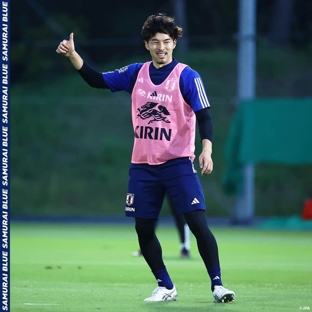 日本サッカー協会さんのインスタグラム写真 - (日本サッカー協会Instagram)「. 🔹#SAMURAIBLUE🔹 【2023.10.10 Training Report✍️】  途中から降り出した激しい雨にずぶ濡れになりながらも、ミニゲームなどを実施⚽️  1時間ほど全体練習を終え、その後はフィールドや室内で選手それぞれ調整を行なっていました💪  詳しいレポートはプロフィールのJFA公式サイト『JFA.jp』から✍  🏆#MIZUHOBLUEDREAMMATCH 2023 ⌚️10.13(金)19:35(🇯🇵) 🆚カナダ🇨🇦 🏟️デンカビッグスワンスタジアム(新潟) 📺#テレビ朝日 系列 📱#ABEMA(https://abe.ma/3rjBmkP)  #夢への勇気を #SAMURAIBLUE #jfa #daihyo #サッカー日本代表 #サッカー #soccer #football #⚽️」10月11日 19時29分 - japanfootballassociation