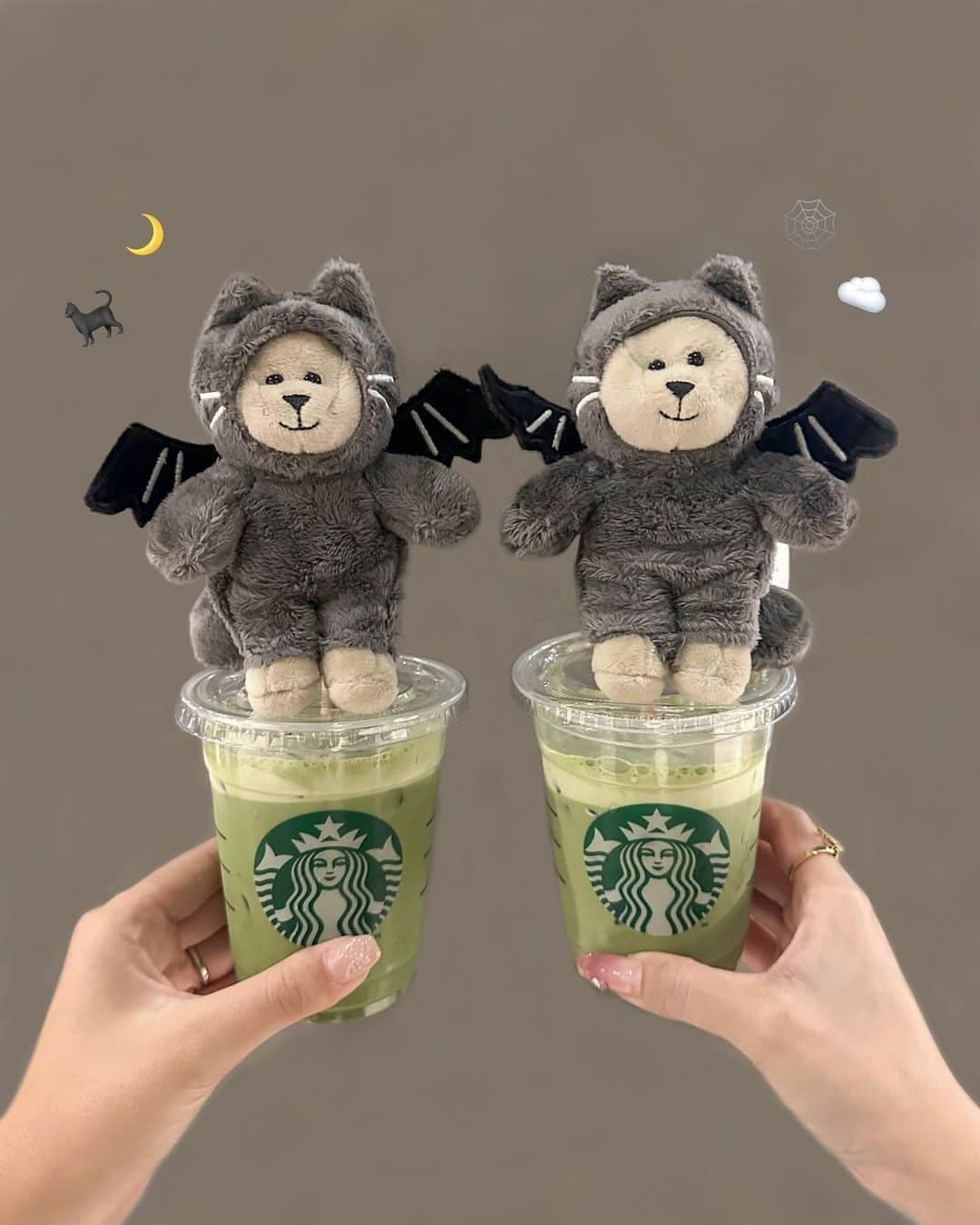 RIEさんのインスタグラム写真 - (RIEInstagram)「【 全国 / @starbucks_j 】 ⁡スタバハロウィン2023🎃 たまたま店頭で見つけたベアリスタmini🧸  最近流行ってるぬいぐるみキーホルダーとして バックにもぴったりなサイズ感が最高~🌟 ⁡ コウモリに扮した猫の着ぐるみを着た ミニサイズのベアリスタが可愛すぎる🦇🕸️ ⁡ 海外旅行のたびにベアリスタは集めたりしてましたが このminiサイズは初めて見かけました🌏𖤐 ⁡ お一人様一個までの購入となってるそうで 夜の時点でも在庫のある店舗ありでした🧸 ⁡ ⁡ ⁡ ⁡ ⁡ ⁡#スタバハロウィン2023 #スターバックス新作 #スタバ新作 #べアリスタ #スタバハロウィン #スターバックスハロウィン #ぬいぐるみキーホルダー #bearista #starbucks #starbuckshalloween」10月11日 19時29分 - rie_tabi