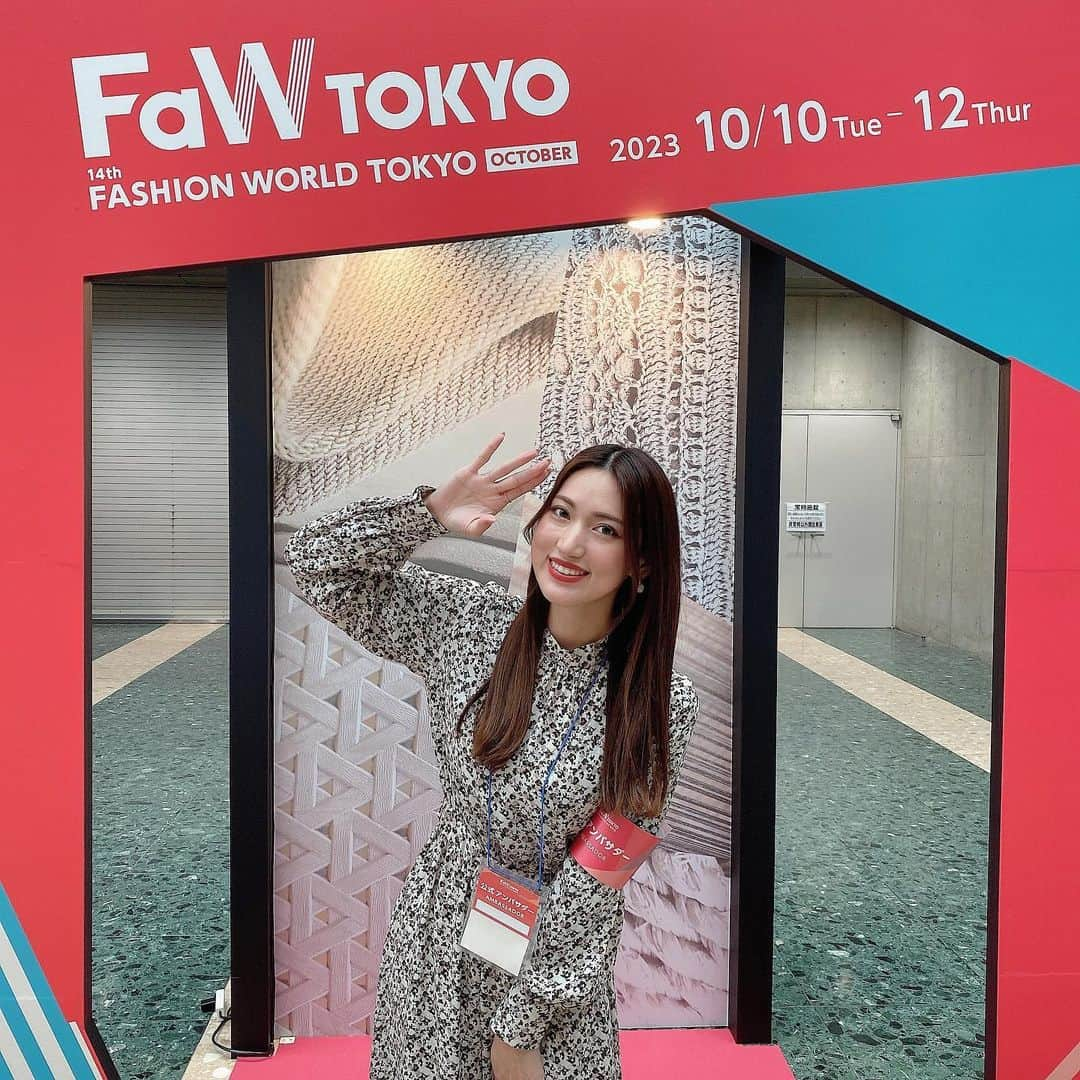 岩下真奈のインスタグラム：「2023.10.11 #daily 🕊 * FaW TOKYO (ファッションワールド東京)【秋】に アンバサダーとして参加してきました💞 . . 企業の方や作り手さんに直接こだわりを聞きながら 素敵な商品を手に取ってみることが出来て とっても有意義な時間でした❕🤍 . 上質な革、サステナブルなプラスチック、 流行の最先端に、真似出来ない芸当…💡 . それぞれ個性があってとても素敵でした✨️ . 私は特にハンドメイドのアクセサリーを見て周り、 ▫️niconeru ▫️ekbon ▫️io studio 様方の作品たちをとても気に入りました🥹💞 写真にタグ付けしてるので是非アカウントに見てみてね🫧 . . 3枚目) 内田プラスチック様からサングラスを提供頂きました。 マットなフレームとほんのり肌なじみの良いブラウンのレンズが絶妙でお気に入りです🤍 . 10枚目)ekbon様の新作カチューシャです！ 展示会の為に新しく作られたらしく一目惚れしてしまい 着用させて頂きました🥹✨️販売が楽しみです！！ . . FaW TOKYOは明日10月12日まで👗 ※商談展のため一般の方の入場はできません。 . 素敵なブランドさんに素敵な出会いがありますように🎗 . . 𝑪𝒉𝒆𝒄𝒌 𝒊𝒕 𝒐𝒖𝒕───────── 💠 @fashionworld_dg 💠 . . . #PR #fashionworldtokyo #fawtokyo #ファッションワールド東京 #iof #FaWTOKYO_spirit #デジタルファッション #サステナブルファッション #フェムケア #メタバース #サステナブルコーデ #サステナブル  #model #makeup #fashion #今日のコーデ #展示会 #東京ビッグサイト #アンバサダー #サングラス #モデル #ビューティーモデル #広告モデル #インフルエンサー #クリエイター #フリーランス #お仕事依頼受付中 #おしゃれさんと繋がりたい #美容好きな人と繋がりたい」