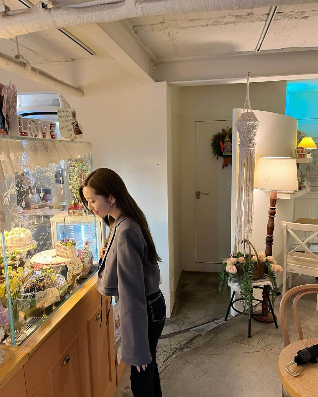 濵松里緒菜のインスタグラム：「Bunny Town🐰🍰 성수동（聖水洞）にあるカフェです！  ケーキもお店の中も全てが可愛い🤍  ケーキのボリュームもすごくて めっちゃ美味しかった☺️  #성수동　#聖水洞 #韓国 #カフェ #성수동카페 #카페 #聖水洞カフェ #韓国カフェ #cafe #korea #カフェ巡り #koreanfashion #fashion #카페추천  #cake #ケーキ #케이크」