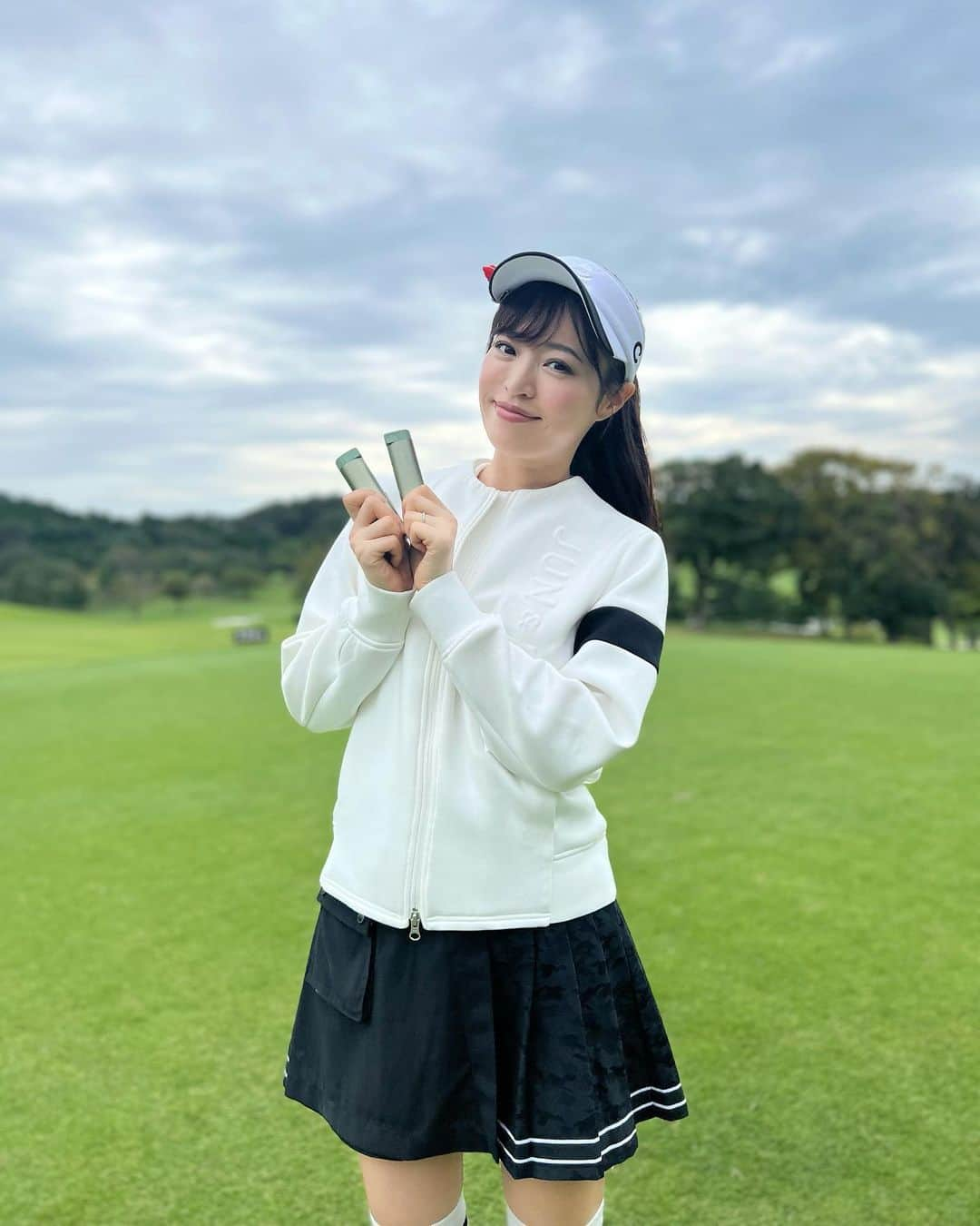 高橋としみのインスタグラム：「1台で2役の二刀流⛳️✨ この冬に役立つ「充電式カイロ」 紹介しますー💁‍♀️  カイロとしてはもちろん モバイルバッテリーとしても利用できる！ スマホなら2回分🥰 手元を温めながら、ゴルフ中の動画撮影も バッテリー気にせずたくさん撮れる😊  温度は3段階で、最高50〜55℃😳 しっかりあたたかい！！ 使い捨てじゃないからエコにもいい！  私は寒がりなので普段から使いたいと思います✨ 全部で4色あるよ👍👍 @hagoogi_official   #PR #hagoogi#充電式カイロ#冬アイテム#防寒#アウトドア#ゴルフ#ゴルフ女子#ゴルフグッズ#golf#ゴルフ好きな人と繋がりたい」