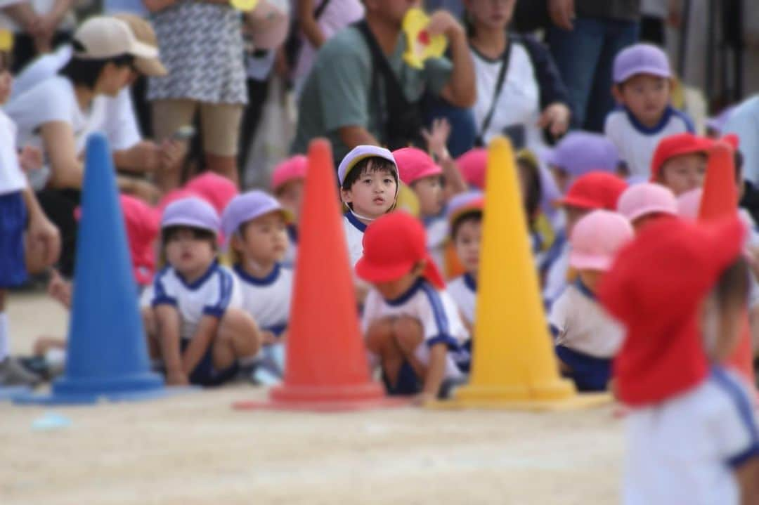 小泉留菜さんのインスタグラム写真 - (小泉留菜Instagram)「📣👦🏻 . . 初めての運動会🚩✨ . . お家でダンスも練習して本番も ちゃんと踊ってるのに感動🥹🌺 アロハポーズ🤙🏻もしっかりできてた😘 ママとパパを見つけてはちゃんとレスくれた🙋🏻‍♀️笑 徒競走も頑張ったね👣💨🎖️ . . ストーリーでも載せたんだけど、 最後の写真は同じクラスのおともだちに囲まれて 満更でもない顔して喜んでる私です。笑 👧🏻「かなくんママかわいい〜！なんでそんなにかわいいの？」 👩🏻「(ええええ嬉しい🥹🫶🏻)」 まさかの褒め言葉頂いた、、、😭♡嬉 年少さんちっちゃくて可愛すぎる🥰 . . #運動会 #初めての運動会 #幼稚園  #3歳 #3歳男の子 #3歳児 #ママ #男の子ママ #ママスタグラム #25歳ママ #口唇口蓋裂 #関東ママ #埼玉ママ #第二子 #赤ちゃん #ベビー #baby #女の子ママ #2児ママ #0歳 #0歳児 #0歳児ママ #兄妹  #生後4ヶ月 #4ヶ月ベビー #4ヶ月」10月11日 19時35分 - runa_tyobin