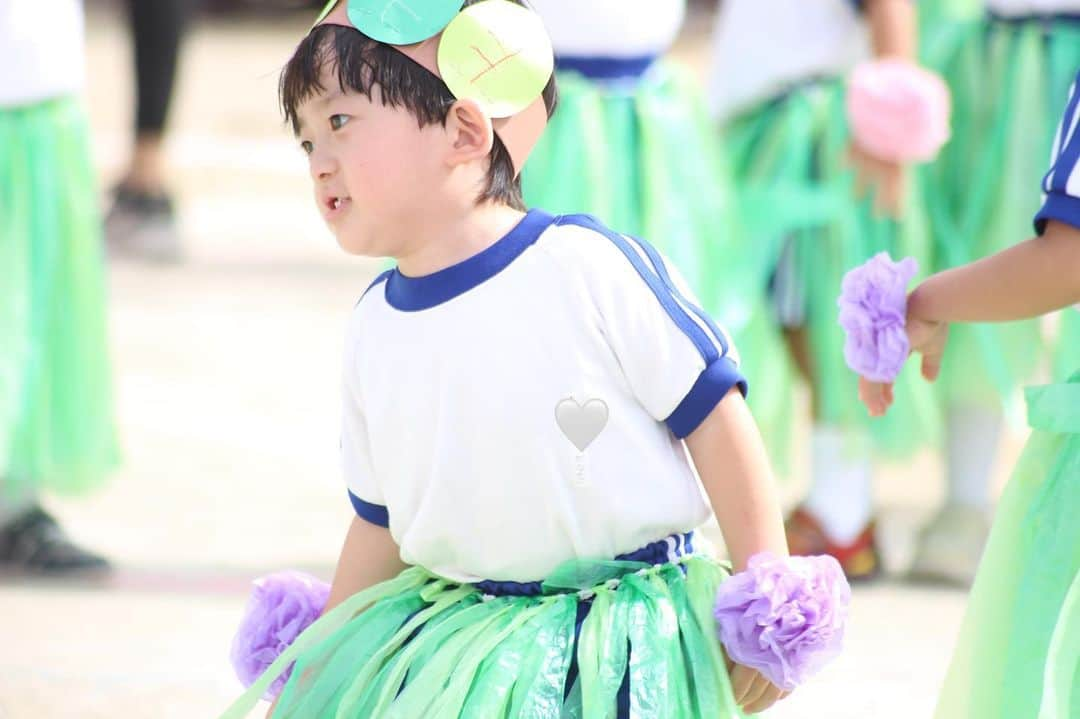 小泉留菜さんのインスタグラム写真 - (小泉留菜Instagram)「📣👦🏻 . . 初めての運動会🚩✨ . . お家でダンスも練習して本番も ちゃんと踊ってるのに感動🥹🌺 アロハポーズ🤙🏻もしっかりできてた😘 ママとパパを見つけてはちゃんとレスくれた🙋🏻‍♀️笑 徒競走も頑張ったね👣💨🎖️ . . ストーリーでも載せたんだけど、 最後の写真は同じクラスのおともだちに囲まれて 満更でもない顔して喜んでる私です。笑 👧🏻「かなくんママかわいい〜！なんでそんなにかわいいの？」 👩🏻「(ええええ嬉しい🥹🫶🏻)」 まさかの褒め言葉頂いた、、、😭♡嬉 年少さんちっちゃくて可愛すぎる🥰 . . #運動会 #初めての運動会 #幼稚園  #3歳 #3歳男の子 #3歳児 #ママ #男の子ママ #ママスタグラム #25歳ママ #口唇口蓋裂 #関東ママ #埼玉ママ #第二子 #赤ちゃん #ベビー #baby #女の子ママ #2児ママ #0歳 #0歳児 #0歳児ママ #兄妹  #生後4ヶ月 #4ヶ月ベビー #4ヶ月」10月11日 19時35分 - runa_tyobin