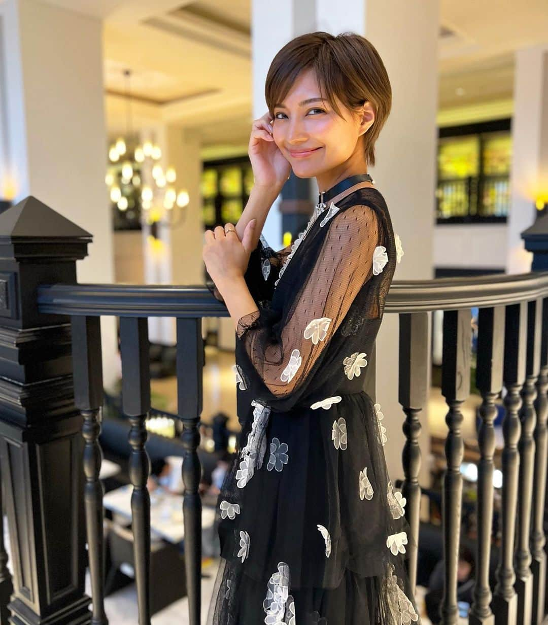 林まきのインスタグラム：「#redvalentino #chanel #vancleefarpels #blackdress #shorthairstyle #大人ショート #ブラックコーデ #チョーカー」