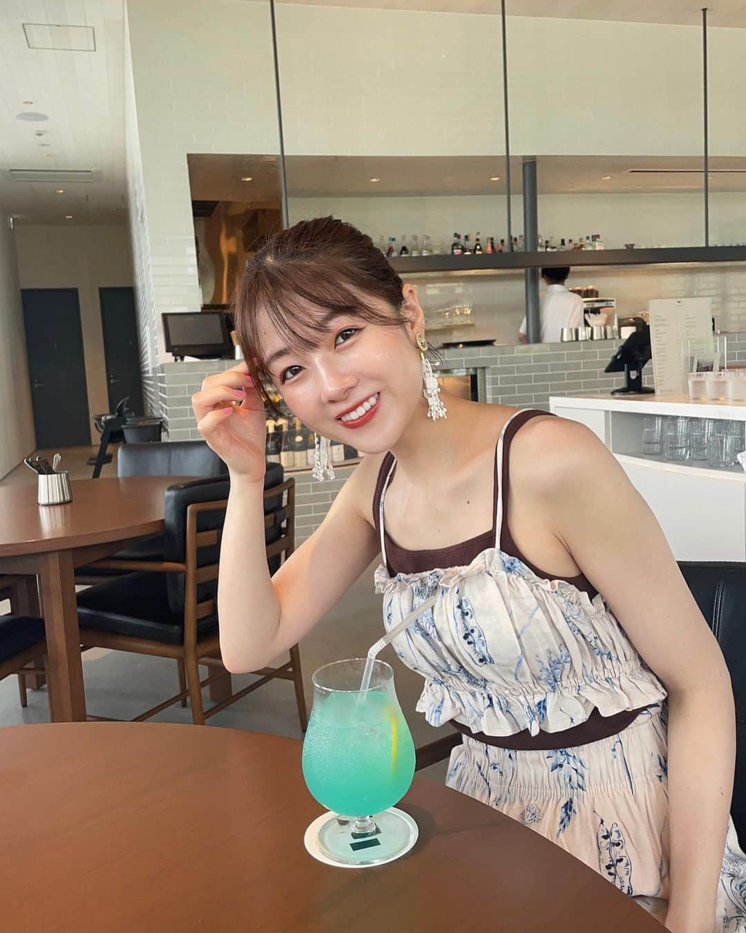 中西香菜さんのインスタグラム写真 - (中西香菜Instagram)「夏の始まりに海沿いのカフェに行った時の写真！海の音聴きながら過ごせる時間って本当に幸せです！  自分で作ったお気に入りのレースのイヤリングも持って行ったんだ😊✨ 　  顔が地味なのでアクセサリーは派手なものが好きです🥹  今はすっかり秋になりましたね🍂  日差しがあると暑いけど、風は冷たくって良い気温です！テラス席のカフェとかにも行けるから嬉しい季節だなぁ！秋も楽しむぞ！💪  お洋服の衣替えも今日すませました！  秋はかぼちゃやお芋のスイーツがたくさんになるので幸せだ〜☺️🍂  #旅　#旅行　#旅行記  #青島　　#青島カフェ　#カフェ　#cafe #宮崎カフェ　#海沿い　#海カフェ　#かふぇすたぐらむ #宮崎旅行　#travel #✈️ #aoshima #aoshimabeachvillage」10月11日 19時37分 - nakanishi_kana_