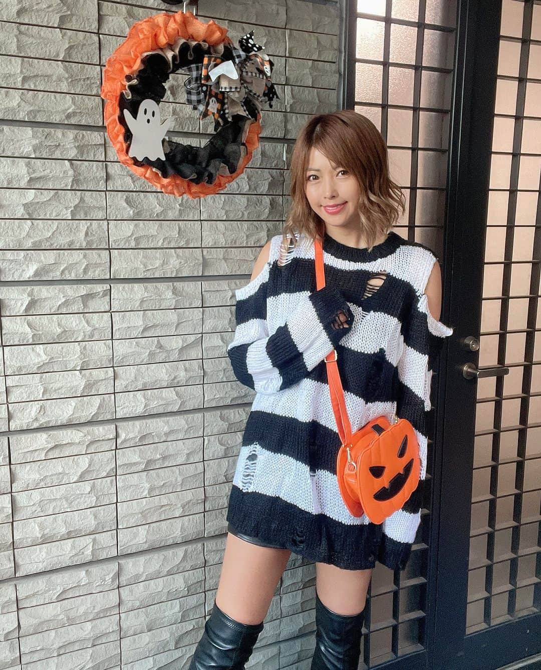 のインスタグラム：「10月もあっという間に半分終わろうとしてる🙌💦  おうちもハロウィン仕様に🎃 激安で激カワコーデたくさんGETした🫶 ニットワンピ  かぼちゃバッグ  ハロウィン花輪  ニーハイブーツ   かぼちゃのバックは ブラックもイロチでGET‼️🩷   #ハロウィンコーデ #ハロウィンコスプレ  #かぼちゃバッグ #パンプキングッズ #ハロウィン仮装  #ニットワンピース  #ニーハイブーツ  #激安コーデ  #shein  #shein購入品  #sheinコーデ  #秋コーデ #私服 #アラフォーコーデ  #秋服コーデ」