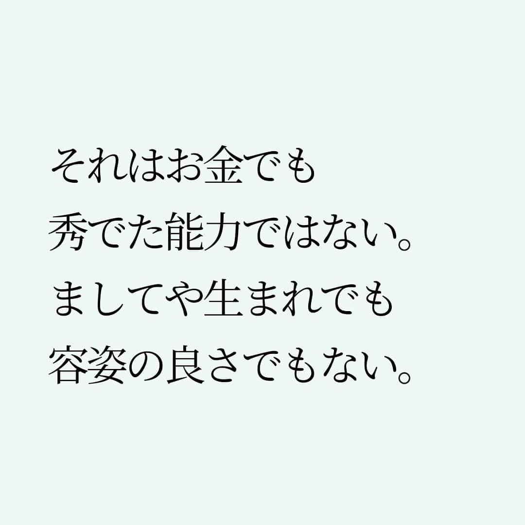 Takumi Kawaharaさんのインスタグラム写真 - (Takumi KawaharaInstagram)「【 成功する人が持つたった一つのこと。 】   成功する人が持つたった一つのこと。   それはお金でも秀でた能力ではない。 ましてや生まれでも容姿の良さでもない。   じゃあ何か。   それは【胆力】。 英語ではGritと呼ばれる。   つまり物事を成し遂げるまでの すべてを受け入れ前に進む力。   どんなに大変な状況も 投げ出さずやり切る力。   物事を前に進めれば 必ず逆風を感じる。   激しく進めれば進めるほど 逆風も強くなる。   その時に何を選ぶのか。 その選択が違いをつくる。   でも言い換えれば それだけのこと。   信じて突き進もう。       ＿＿＿＿＿＿＿＿＿＿＿   川原卓巳 × 西野亮廣 ここまで喋っちゃっていいんですか？ 人生を劇的に変える 『夢と金のリアル』   川原卓巳のYouTubeにて無料版 公開中！ 対談動画購入権も大好評販売中！   ご購入は川原卓巳の公式LINEへ プロフィール欄のURLからアクセス頂けます。 @takumi.kwhr     #プロデューサー #プロデュース #セルフプロデュース」10月11日 19時37分 - takumi.kwhr