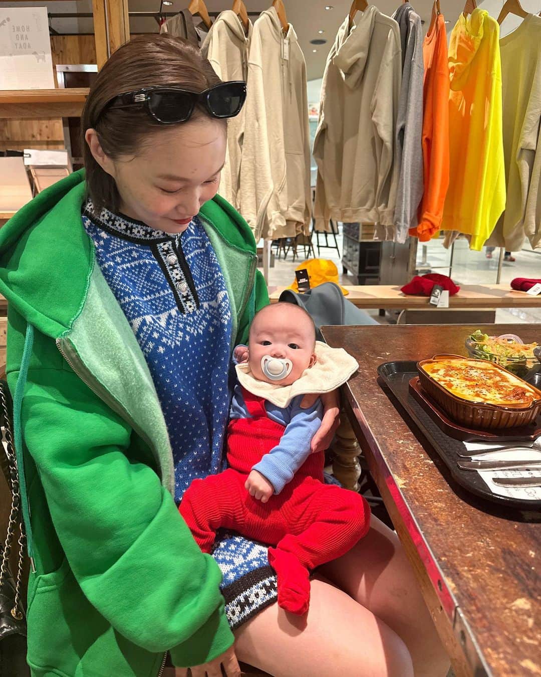 青木美緒のインスタグラム：「今日で3ヶ月👶🏻🐰👏☺️ あっという間すぎる🫠 . 最近のコーディネートは娘に寄せていくスタイル😂 #生後3ヶ月 #令和5年ベビー」