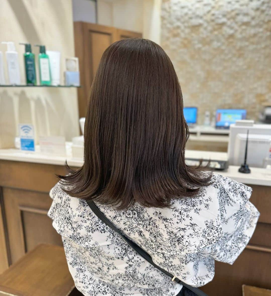 福間エリサさんのインスタグラム写真 - (福間エリサInstagram)「艶感マロンベージュ𓂃⁎ ⁡ ブリーチなしで叶うまろやかなベージュカラー ⁡ ⁡ ------------ ⁡ Beforeが暗くて明るさが欲しい&より透明感が欲しい！→ "ダブルカラー" ⁡ Beforeが明るくて透明感残して少し暗くしたい！& 落ち着かせたい→ "ワンカラー" ⁡ メニュー選択の参考になさって下さい♡ (分からない場合はダブルカラー選択して頂けると、カウンセリングで必要無ければメニュー変更致しますのでご安心下さい ❤︎) ⁡ ------------ ⁡ ご新規様も大歓迎です！ 🪄平日限定Webからの予約で10%offです！ (カット、前髪カットのみ、セットのみは対象外) ⁡ -ZACC vie- 📍港区北青山3-11-7 Ao4F 表参道駅【B2】出口より徒歩30秒 定休日/月・火 ⁡ ⁡ #表参道美容院 #表参道美容室  #東京美容室 #東京美容院  #オリーブカラー  #オリーブベージュ  #アッシュグレージュ #グレージュ #レイヤーカット #ブラウンベージュ #レイヤーカット #秋カラー #顔まわりレイヤー#韓国ヘア #韓国レイヤーカット #地毛風グレージュ #暗めグレージュ  #ピスタチオグレージュ #マロンベージュ#マロングレージュ#赤み消しカラー  #艶感カラー #艶髪カラー」10月12日 7時40分 - erisa_fukuma