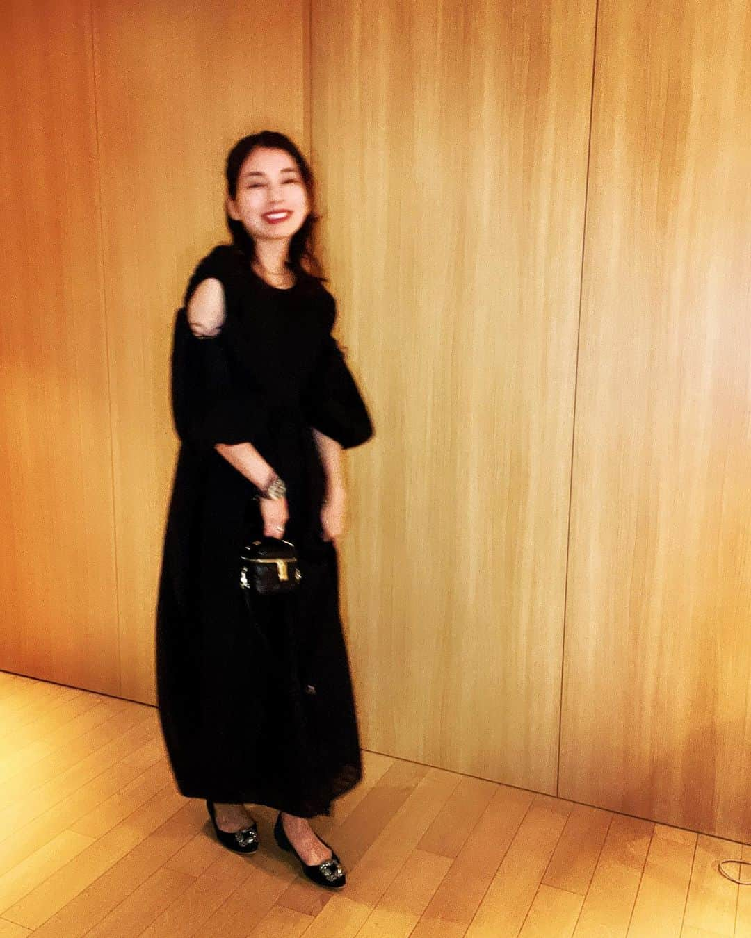 村上瑠美奈さんのインスタグラム写真 - (村上瑠美奈Instagram)「少し前の私服🖤  ついこの前までこんな格好でお出かけできたのに🥺🍂  onepiece @ceciliebahnsen  shoes @manoloblahnik  bag @dior   #るみな服#ootd#fashion#ceciliebahnsen#manoloblahnik #diorbag」10月11日 19時40分 - ruminamurakami