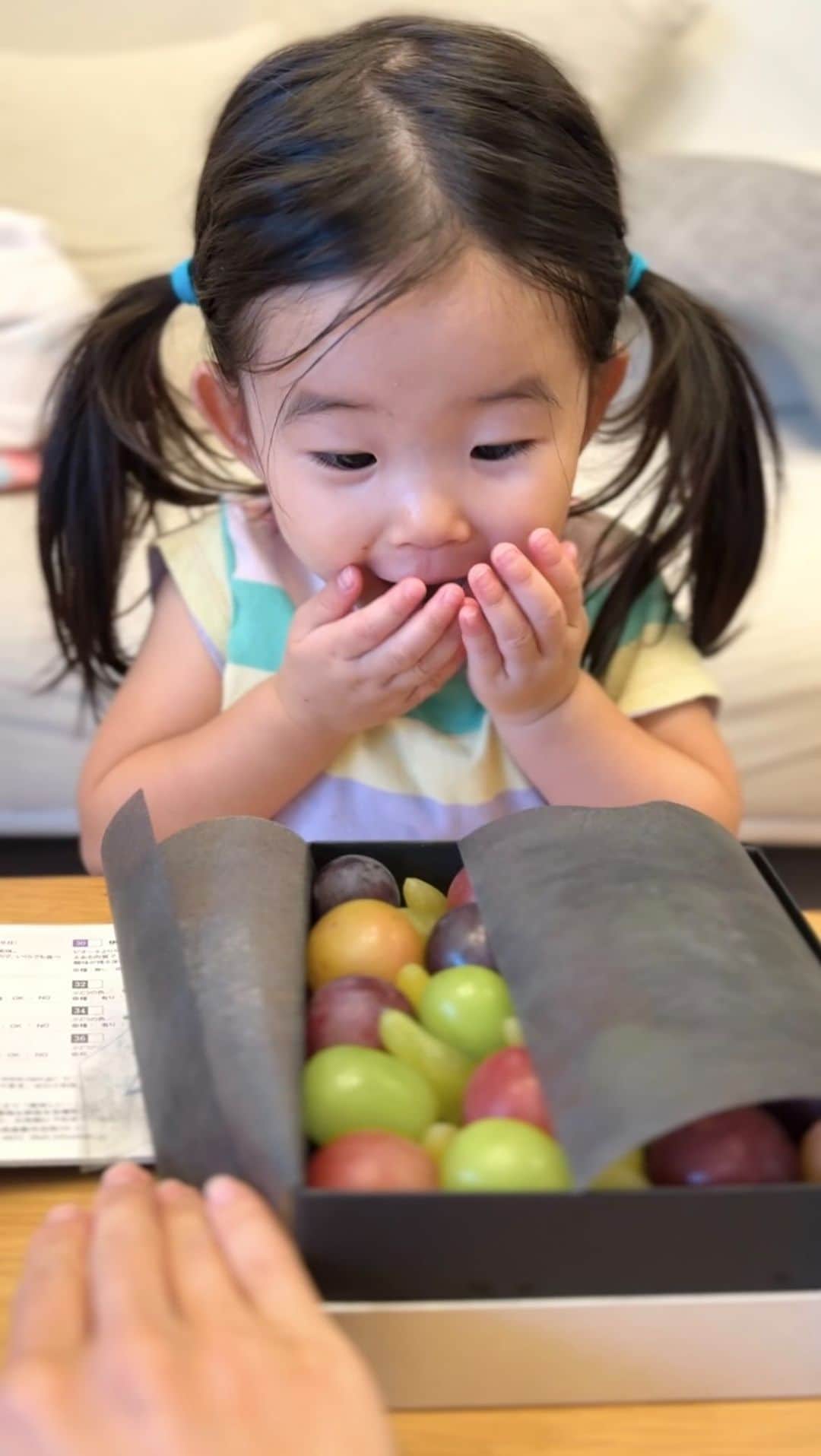 のインスタグラム：「お友達からもらった宝石みたいな🍇  素晴らしい反応でした😂👏🏻」
