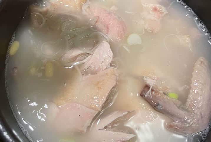 市川海老蔵 （11代目）のインスタグラム：「* Some energy charge‼️ as I’ll be active from tomorrow, and the day after tomorrow is the premiere. Samgyetang, or chicken ginseng soup, and this! A tasty and make-you-powerful dish‼️  明日から本格的に 明後日初日なので  ちとエナジー補給‼️  参鶏湯とコレ！ 美味しくて元気になるやつっす‼️  #市川團十郎白猿 #市川海老蔵 #海老蔵 #市川新之助 #成田屋 #歌舞伎 #歌舞伎座 #和 #舞台 #三千世界 #ABKAI #ABMORI #ebizoichikawa #ebizo #kabuki #thunderparty #theater #theaterarts #actor #kabukiactor #japan #classic #traditionaljapan #japaneseculture #japan_og_insta #performingarts」