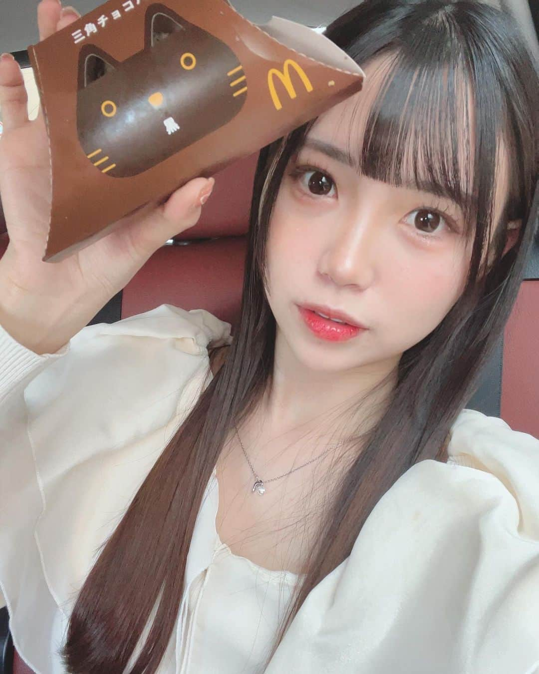 尾上美月のインスタグラム：「三角チョコパイ早速ゲットしてきました🍫♡  キャラメルと迷いに迷って、とりあえず今日はチョコにしました🙈  三角チョコパイ毎回チョコ飛び出してくるから、めっちゃ集中して食べてます🧘🏻‍♀️  あつあつのチョコおいしかった〜😋  早くキャラメルも食べなきゃ👀  #マクドナルド #マック #三角チョコパイ #マクド #マック #ootd #fyp #food」