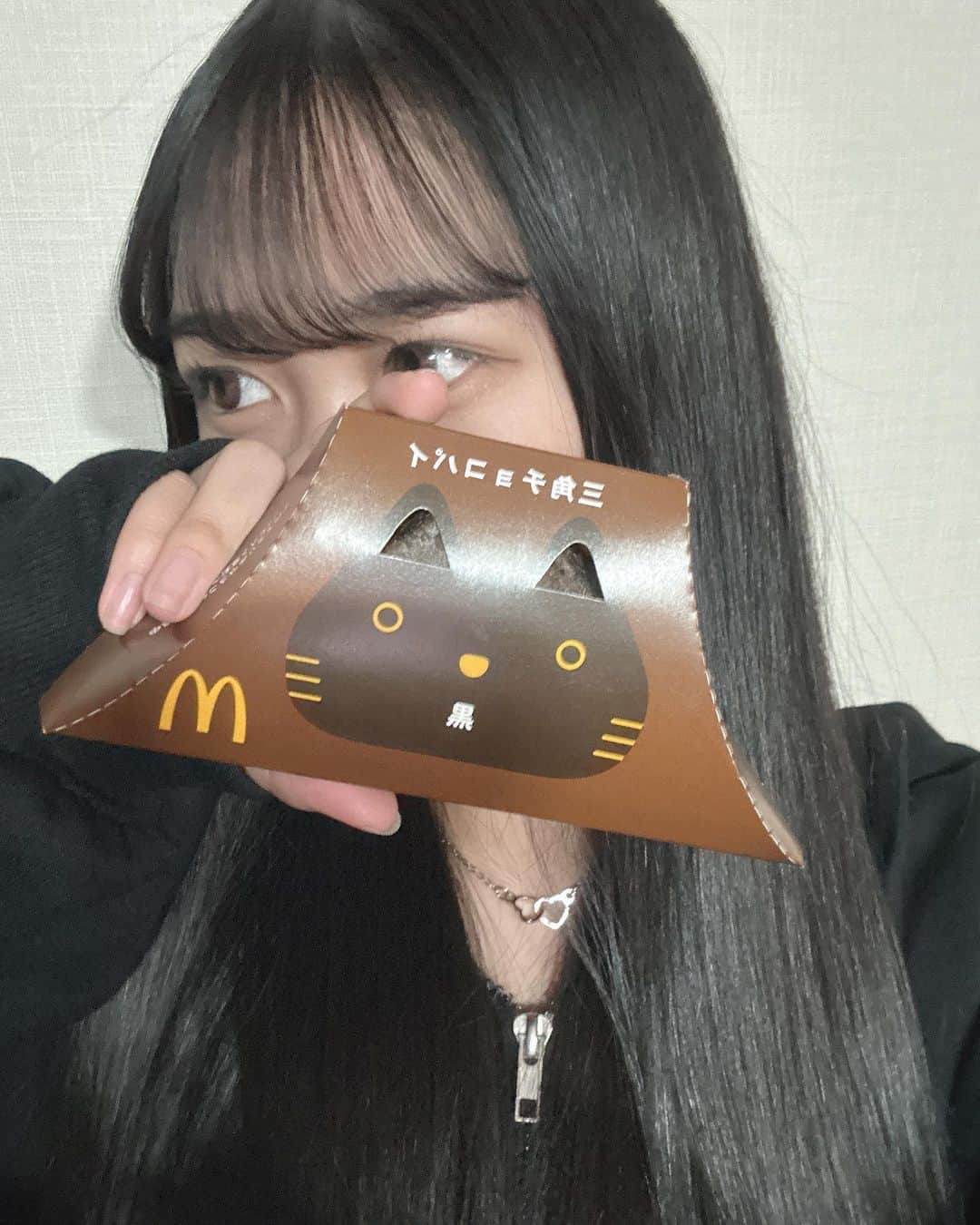 藤田苺花のインスタグラム：「🍫🤎 今年も安定に美味しかった‪‪❤︎‬‪‪❤︎‬  冬の幸せといえばだよね〜〜  ❤︎‬┈┈┈‪‪❤︎‬┈┈┈‪‪❤︎‬┈┈┈‪‪❤︎‬┈┈┈‪‪❤︎‬‪‪‬┈┈┈‪‪❤︎‬┈┈┈‪‪❤︎‬ #三角チョコパイ黒   💎PureGi公式アカウント💎 @puregi_official #PureGi #ぷれっぢ #アイドル #ALICE #紫担当  . #ありるん #VINEYARD #ヴィンヤード #08 #jc3 #中学生 #女子中学生 #雰囲気 #垢抜け #黒髪 #ロング #おすすめ #ありすたぐらむ」