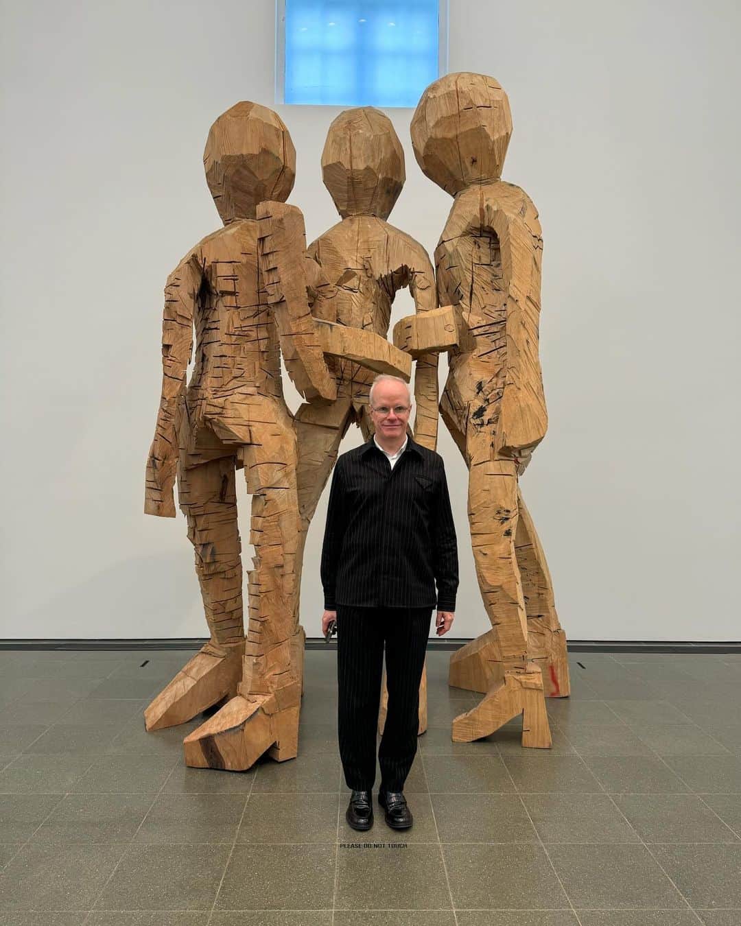 KAWSONEのインスタグラム：「Visiting the Baselitz exhibition this morning at @serpentineuk with @hansulrichobrist  So great to see all these works in person!」