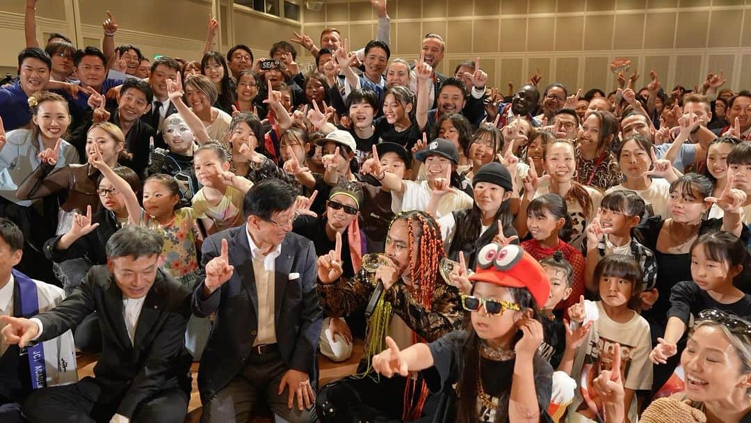 ケント・モリのインスタグラム：「JCI国際アカデミー in 静岡 2023 世界８０ヶ国が大集合🌈 静岡県知事も静岡市長もありがとうございました🏳️‍🌈 今こそ”武器を使わず舞気を使って”世界平和への１STEPを世界中のみんなと踏めたらと強く思います🫶 JCI International Academy in Shizuoka 2023 80 countries from around the world gathered together🌈 Thank you to the Governor of Shizuoka Prefecture and the Mayor of Shizuoka 🏳️‍🌈 I strongly believe that now is the time to take the first step toward world peace with everyone around the world, “using Dance without using weapons.”🫶 Dance is 1. #日本を世界へ #fromjapantotheworld  #rainbow #nowar #worldpeace #dance  Special ThanX @apoadancecompany ❤️‍🔥」