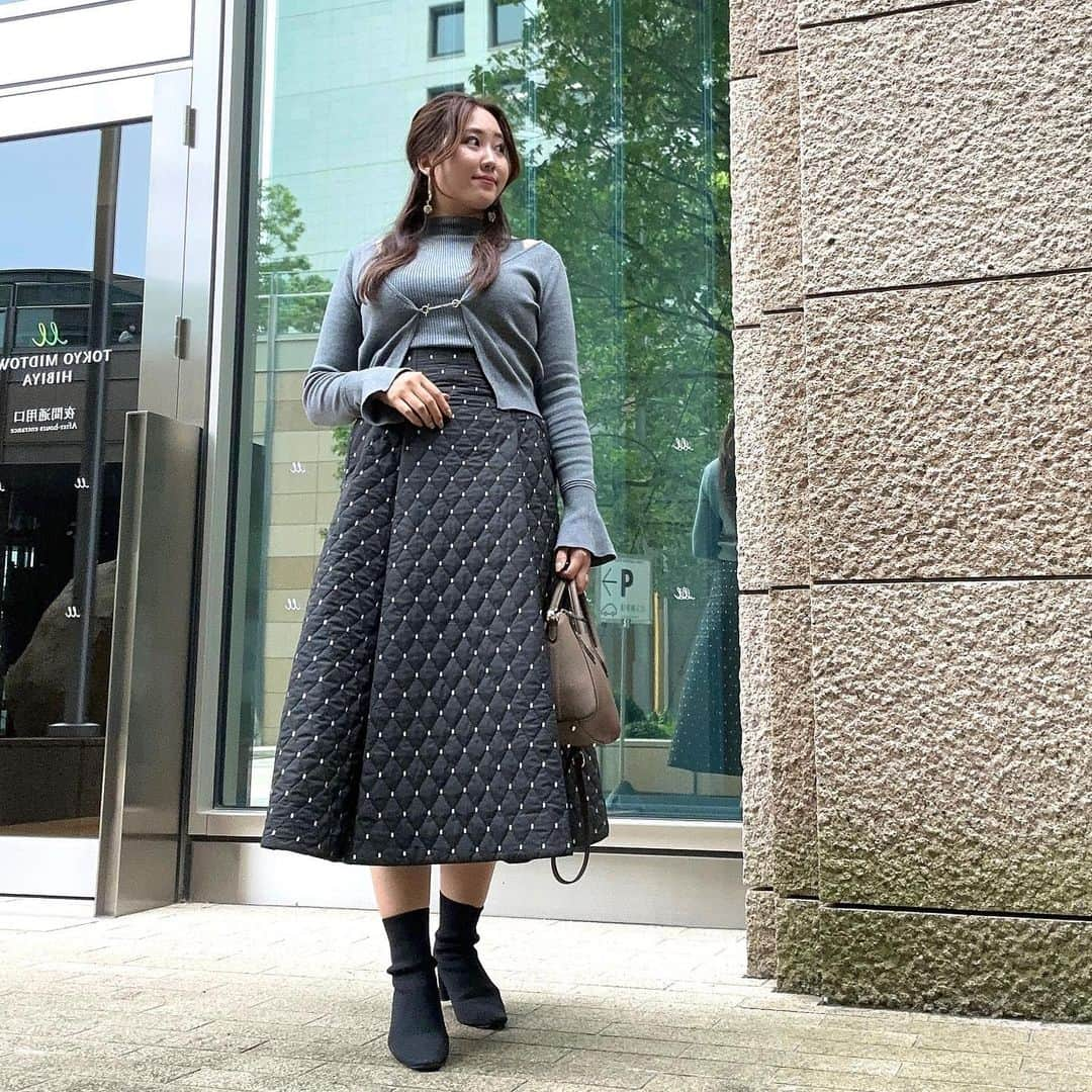 ルナさんのインスタグラム写真 - (ルナInstagram)「𝒄𝒐𝒐𝒓𝒅𝒊𝒏𝒂𝒕𝒆  ✔︎knit @herlipto  ✔︎skirt @jusglitty_official  ✔︎boots @fray_id  ✔︎bag @bag_hayni  ✔︎accessory @saki_felice   すっかり秋🍂コーデ♡ どんなコーデにも合わせやすい バッグをGetしたよ💡 @bag_hayni のShiena カラーはトープ✨ 大人っぽくて使いやすいカラー♡  小さく見えるのにめっちゃ中身入る！ 財布、メイクポーチ、充電器、イヤホン入れても余裕🙋  ハンドバッグにもショルダーにもなるのが良いよね◎  ==================== クーポンコード(10%OFF)：runakumaa 有効期限：10/24(火)23:59まで ====================  #hayni #ヘイニ #トートバッグ #ショルダーバッグ #高見えバッグ #バッグ好き #トートバック #本革 #本革バッグ #レザーバッグ」10月11日 19時50分 - runakumaa