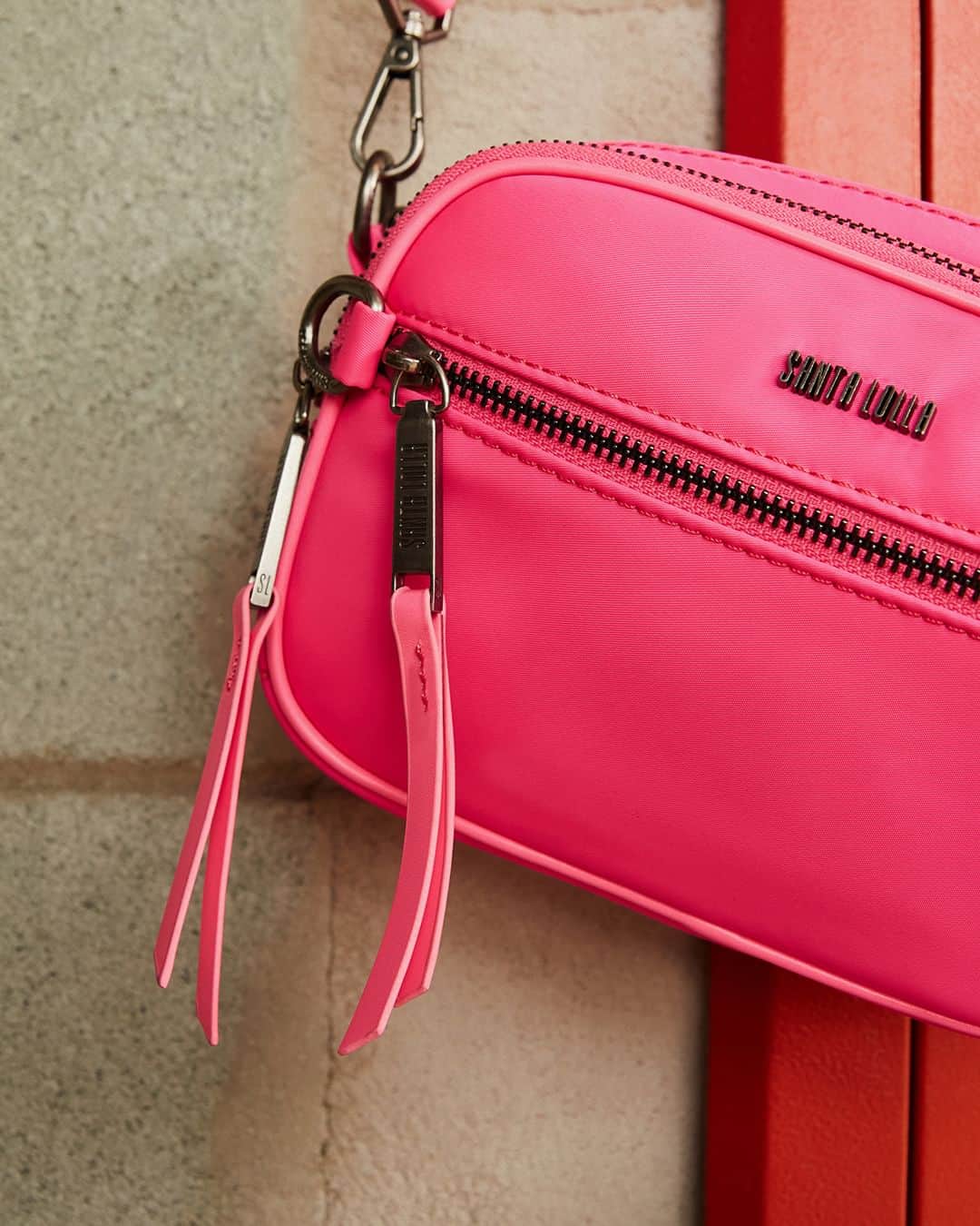 Santa Lollaのインスタグラム：「Às quartas-feiras usamos Rosa... ou Laranja? A bag de nylon traz um toque despojado aos looks casuais e, com alça tiracolo, é prática e versátil para transitar por várias produções. Desliza para escolher a sua cor preferida! [ R$249,90 cada ] #santalolla #SLhandbags #nylonbags」