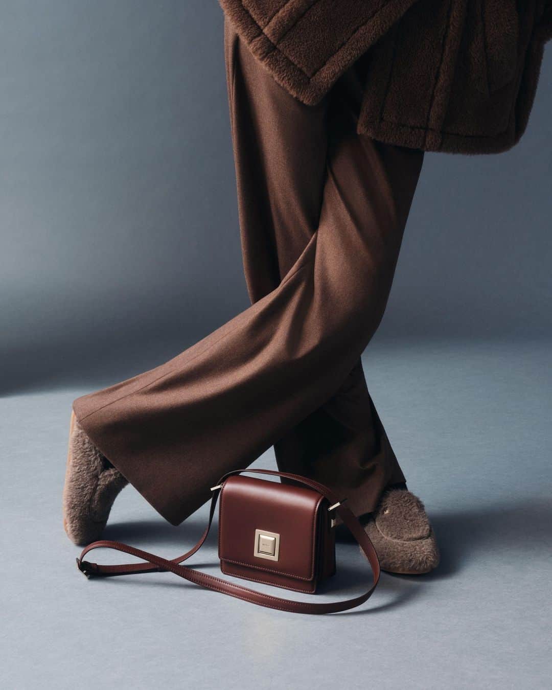 マックスマーラのインスタグラム：「Snug and sophisticated, the classic mule is revamped in the plush fabric to celebrate the #MaxMaraTeddyBear coat anniversary. Find cozy accessories and more at link in bio. #MaxMara」
