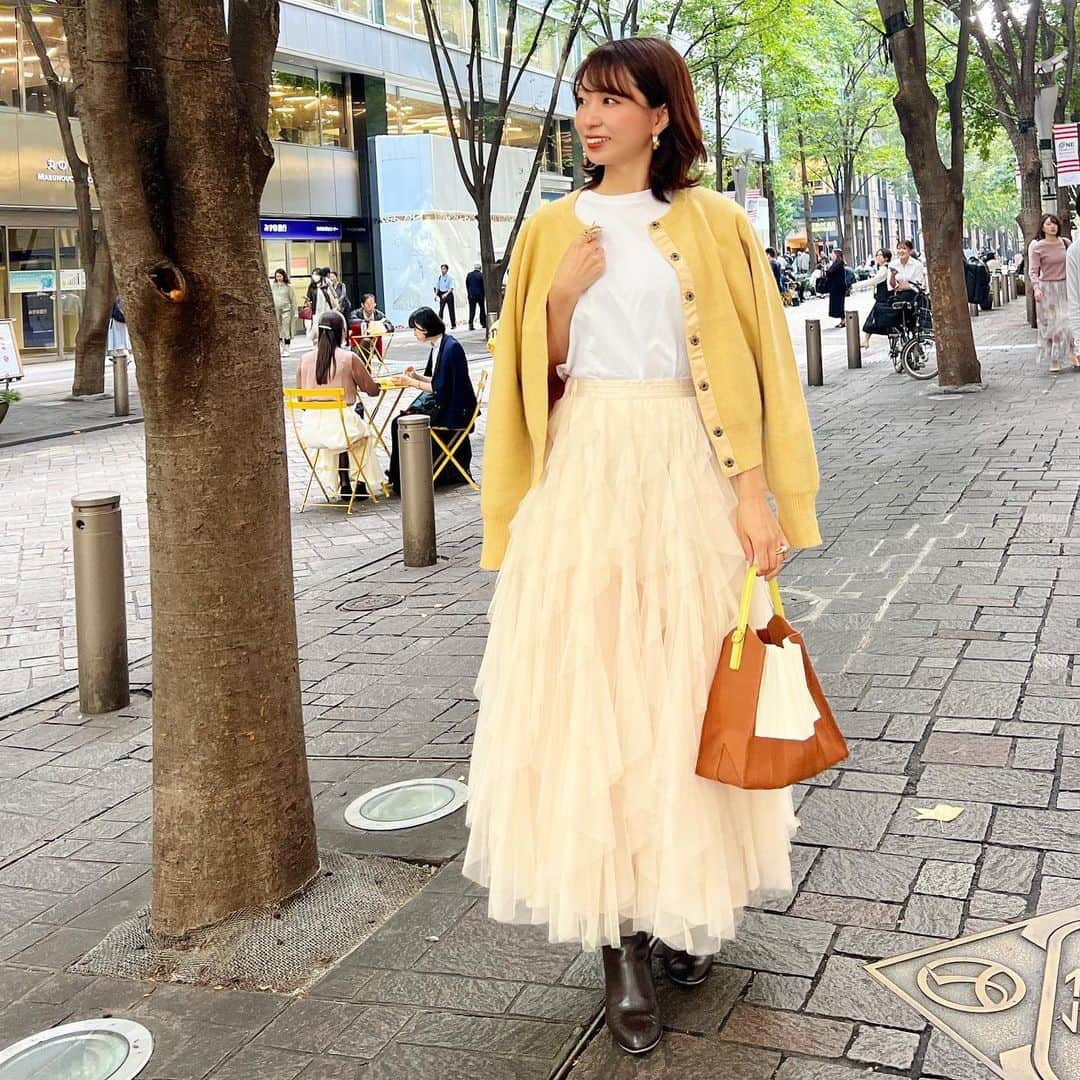 筧沙奈恵さんのインスタグラム写真 - (筧沙奈恵Instagram)「丸の内ランチコーデ🍽️ ・ ハッピーオーラあふれるクロちゃん　@kuro_risa とさゆみん @higashisayumi  とGARB @garb_tokyo でテラスランチ✨ ・ 気持ちいいお天気の中、たくさん話せてリフレッシュ＆楽しい時間でした😌❤️ ・ outer @akte_official  tops shoes @uniqlo_jp  skirt @loulouwilloughby_official  bag @zara  ・ #ママコーデ　#ママファッション　　 #イエベ秋　#イエベ秋コーデ　#骨格ナチュラル　#骨格クラシックコーデ　#骨格ナチュラルコーデ　#顔タイプアクティブキュート　#顔タイプアクティブキュートコーデ　#秋コーデ　#秋コーデ2023 #顔タイプ診断　#顔タイプ診断東京　#丸の内仲通り」10月11日 20時00分 - sanaekakei