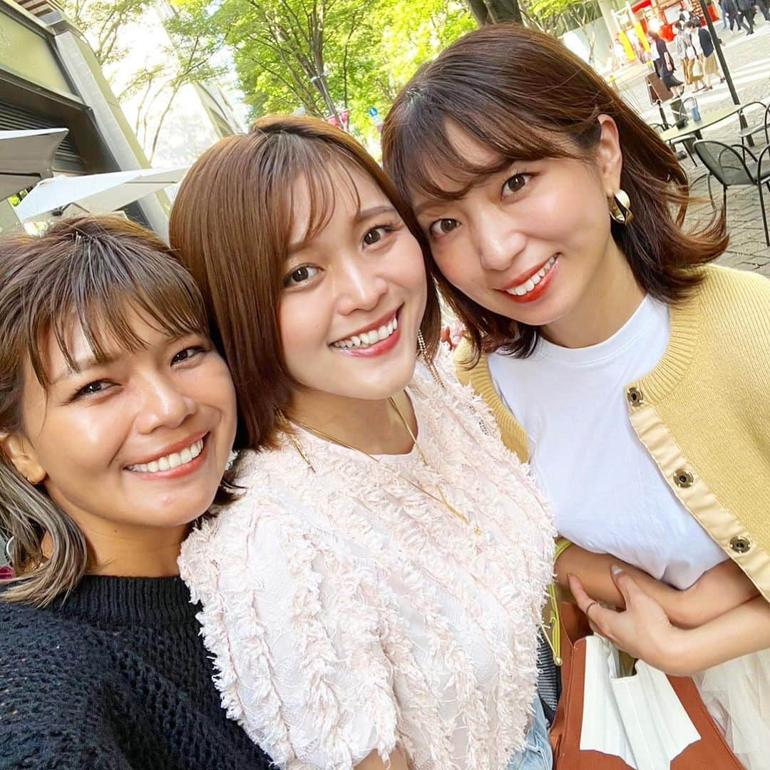 筧沙奈恵さんのインスタグラム写真 - (筧沙奈恵Instagram)「丸の内ランチコーデ🍽️ ・ ハッピーオーラあふれるクロちゃん　@kuro_risa とさゆみん @higashisayumi  とGARB @garb_tokyo でテラスランチ✨ ・ 気持ちいいお天気の中、たくさん話せてリフレッシュ＆楽しい時間でした😌❤️ ・ outer @akte_official  tops shoes @uniqlo_jp  skirt @loulouwilloughby_official  bag @zara  ・ #ママコーデ　#ママファッション　　 #イエベ秋　#イエベ秋コーデ　#骨格ナチュラル　#骨格クラシックコーデ　#骨格ナチュラルコーデ　#顔タイプアクティブキュート　#顔タイプアクティブキュートコーデ　#秋コーデ　#秋コーデ2023 #顔タイプ診断　#顔タイプ診断東京　#丸の内仲通り」10月11日 20時00分 - sanaekakei