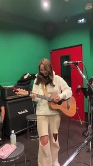 宮崎絹子のインスタグラム：「電波悪かったから あとで消します🤣🩷  ビルボードライブ  11/2 @ Tokyo 11/18 @ Osaka 11/24 @ Yokohama  まだ迷ってる！？ 売り切れる前に チケットはbabykiy.comへ🎫 待ってるね〜〜💕」
