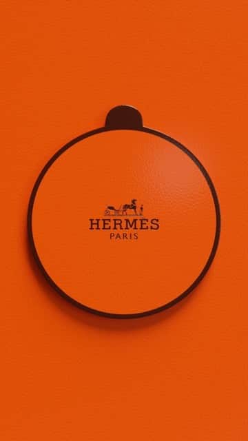 エルメスのインスタグラム：「Another kind of beauty routine! 🤹🎪 Make-up created to perform – even when you’re not looking.   Video by @hospice_1er Sound design by @buddy.audio   #PracticeMakesPerfect #LiftTheLid #RoseHermes #RougeHermes #LesMainsHermesNailEnamel #Hermes」