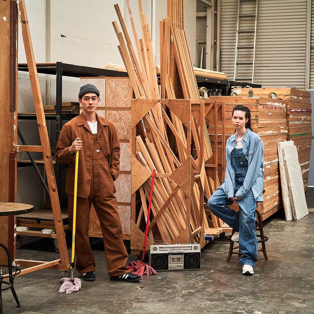 リーのインスタグラム：「Lee DUNGAREES . 20世紀当時の英知を結集した機能ディテールや耐久性に富む新素材を積極的に取り入れた、リー伝統のワークウェアライン"Lee DUNGAREES" 時代の変遷とともに着る人、シーンによって着こなしはさまざま。 現在ではファッションシーンにおいて欠かすことができない注目の集まるワードローブ。   #lee #leedugarees #leejapan #leeoveralls #locojacket #painterpants #unionalls #リー#リージャパン #リーダンガリーズ」