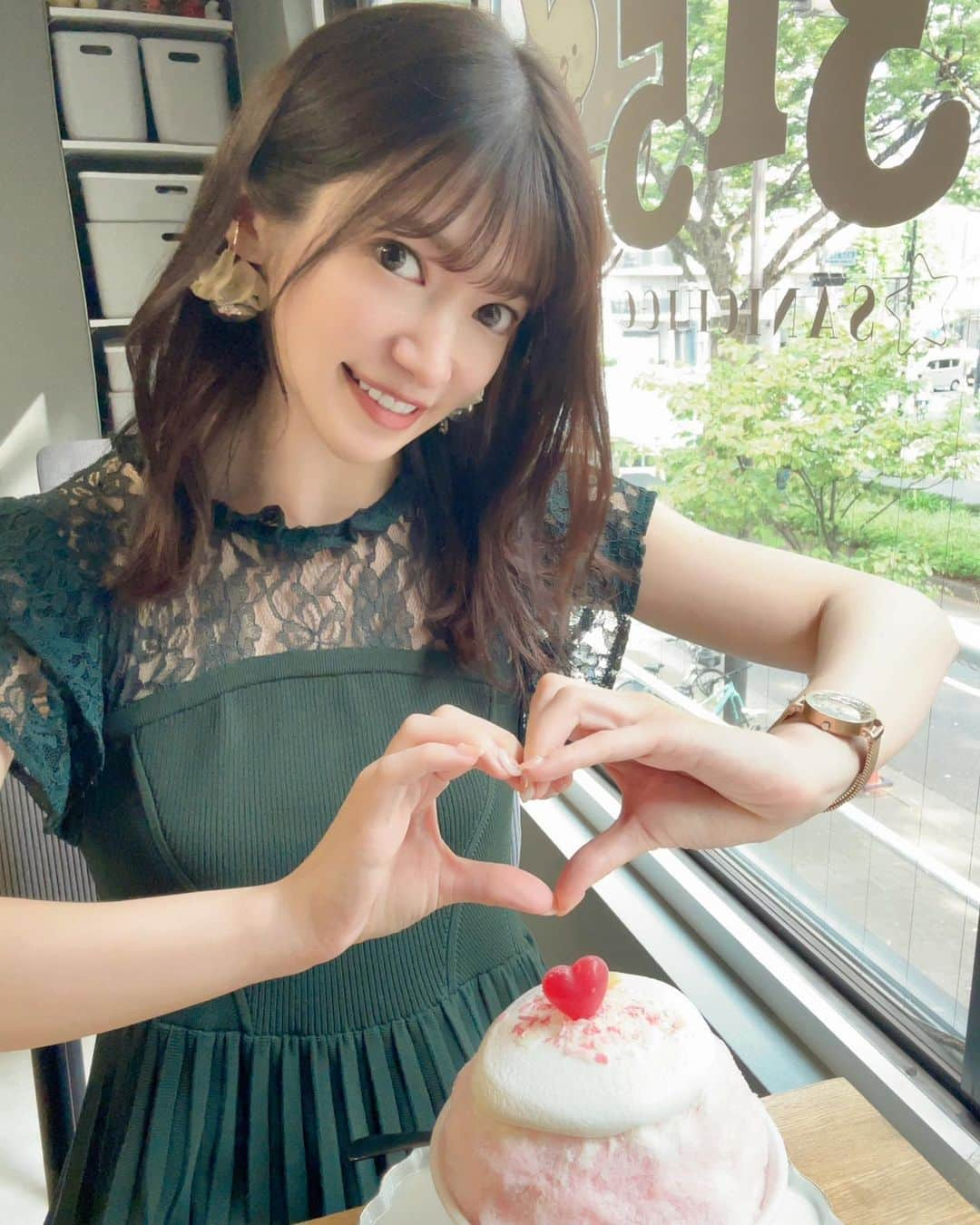 渚志帆のインスタグラム：「早稲田『エスプーマかき氷専門店315』さん🍧  ＊さくらさん。 ＊かぼなっつさん。 ＊ティラみいこさん。  初めましての氷屋さん！ ずっと気になっていて近くで予定があったので寄って行っちゃいました🍧 今の時期には珍しいさくら氷ちゃん🌸 さくらミルクシロップベースにミルクエスプーマ、トップのハートやお花やパラパラチョコ、これは可愛すぎる😍 桜の味が柔らかくて、ミルクエスプーマのふんわりとした優しい甘さで全体的に落ち着いた氷ちゃん。 甘すぎず食べやすくて美味しい！好きな味🍧‪‪❤︎‬ 中のフォユティーヌや桜型メレンゲクッキー、ごろごろ苺のソースでサクッと！ 桜と苺で両方美味しいし思わず笑みが出ちゃう🥳 そしてなんと！トップの♥️が苺ソースのスポイトになっていてかけながら食べることも✨✨ この構造は面白い🍧‪‪❤︎‬ キュンキュンな氷ちゃん最高でした🌼 やはり秋なのでかぼなっつさん。 一口目はさっぱりめな柔らかい南瓜の味🎃 かぼちゃエスプーマが滑らかでさっぱりなかぼちゃソースと共にすっきりと食べれる😋 食べ進んでいくにつれてどんどん甘さが増していきます...！ 真ん中辺りから塩クリームチーズの登場。 これが濃厚でまた上手くマッチしている！ 塩っ気もありあまじょっぱさも感じて一石二鳥！！ そしてゴロゴロとかぼちゃの甘煮がでてきて、このかぼちゃがすごく甘い！美味しい！！！ ふんわりなローストアーモンドシロップとの相性抜群でヤバい。 別添えの自家製キャラメルソースをかけるとスイーツに大変身！ 落ち着いた味わいから濃厚な味わい、甘い味わいまで楽しめて飽きずにずっと美味しい状態でした😋 最後にティラみいこさん。 ネーミングが可愛い🌼 なんか多分、トップのクッキーのキャラクターがみいこさんという名前だそう🐰 ココアの香りが香ばしく、特製ティラミスクリームエスプーマが既に美味しそう...🤤 やはりちょっと大人なティラミスな感じでアダルティー🍧 ココアパウダーの量がちょうど良く、エスプーマのふんわり感をしっかり感じられます💫 そして意外な中身が！シナモンバナナ煮が出てきました😳 シナモンのスパイスと甘いバナナでなんともお口とろけちゃう美味しさ...！！！ 底に近づくとダークなエスプレッソシロップ！ これがお隣にあるCOFFEE03さんのコーヒー豆を使用したエスプレッソシロップだそうで、またアダルティーに。 全体的にまとまった味わいで美味しく頂きました！ また行きたい🍧‪‪❤︎‬ 美味しくご馳走様でした🙏✨」