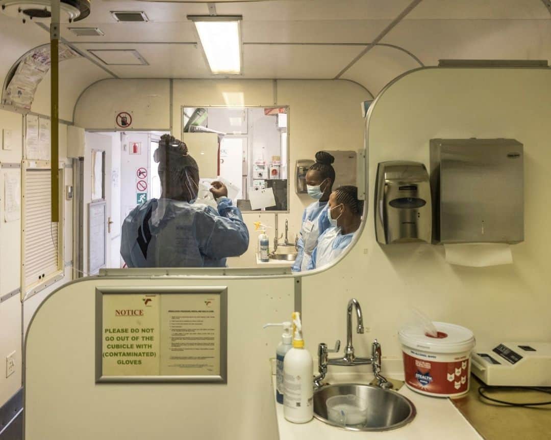 AFP通信さんのインスタグラム写真 - (AFP通信Instagram)「The Phelophepa train, the South African Healthcare Train⁣ ⁣ The Transnet-Phelophepa trains are free, mobile healthcare clinics that travel to areas of rural South Africa, where there is just one doctor for every 5,000 patients. Phelophepa, a Sotho and Venda word meaning 'good, clean health', is owned and operated by Transnet Foundation. ⁣ ⁣ 📷 @marcolongari #AFP」10月11日 20時01分 - afpphoto