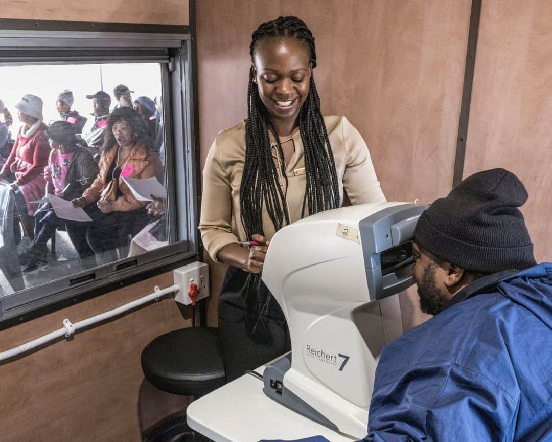 AFP通信さんのインスタグラム写真 - (AFP通信Instagram)「The Phelophepa train, the South African Healthcare Train⁣ ⁣ The Transnet-Phelophepa trains are free, mobile healthcare clinics that travel to areas of rural South Africa, where there is just one doctor for every 5,000 patients. Phelophepa, a Sotho and Venda word meaning 'good, clean health', is owned and operated by Transnet Foundation. ⁣ ⁣ 📷 @marcolongari #AFP」10月11日 20時01分 - afpphoto