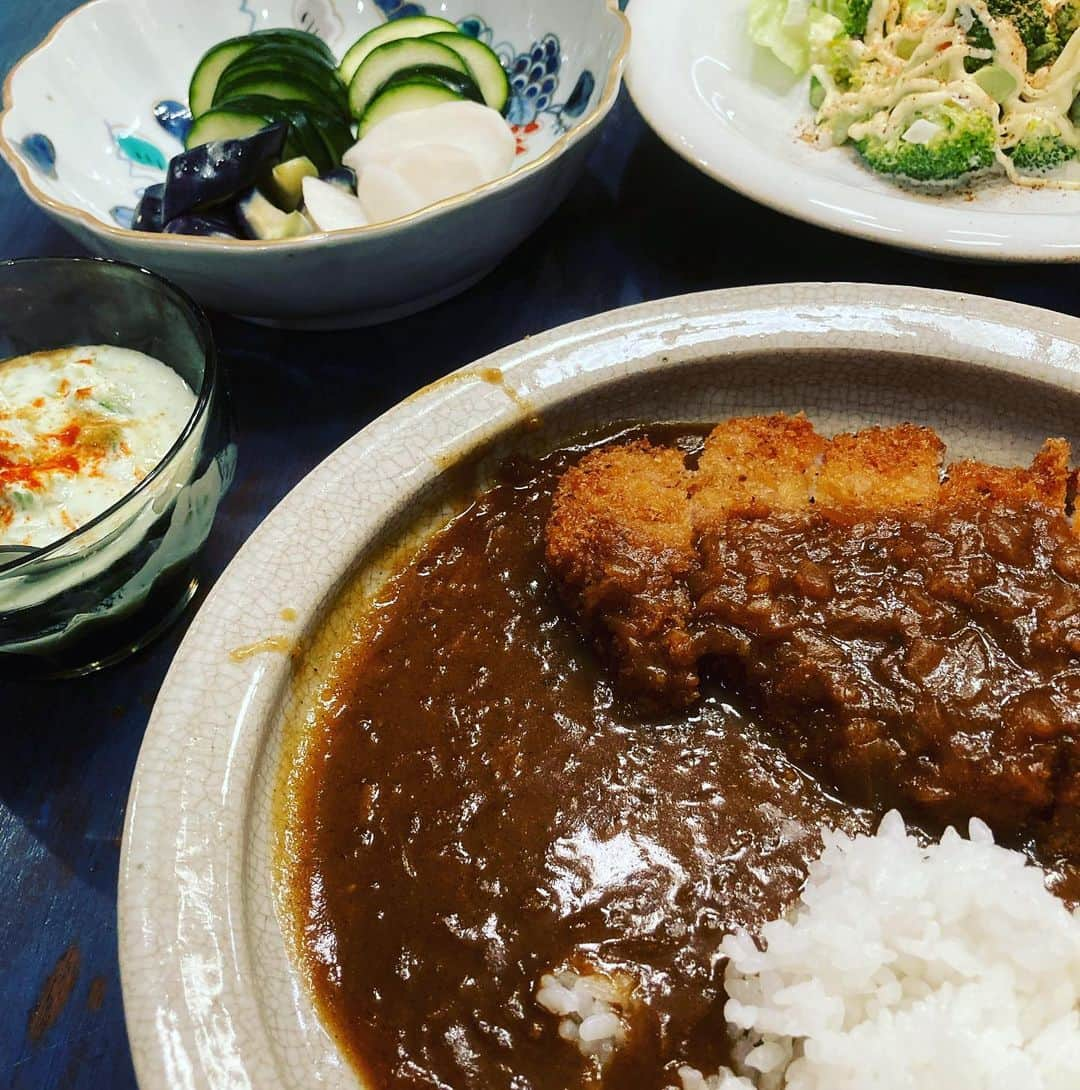 井上荒野のインスタグラム：「夫作。とんかつとカレーをこよなく愛する男が作るカツカレー、間違いない。ていうか今夜も揚げもの…」