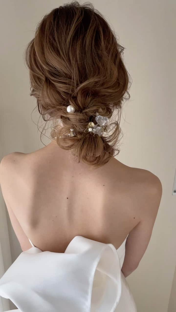 Tomoya Tamadaのインスタグラム：「weddingでの出張ヘアメイク 前撮りヘアメイク、お呼ばれヘアセットのお問い合わせ、 プラン内容のご確認やご予約は @tama_hairmake プロフィールリンクのホームページから 受け付けておりますのでご連絡お待ちしております。  全国出張も受け付けておりますので ご予約以外でも、出張ヘアメイクのご相談、お見積もりなどもお気軽にお問い合わせくださいませ。  =-=-=-=-=-=-=-=-=-=-=-=-=-=-=-=-=-=-=-=-=-=-  【 鹿児島限定 前撮りプラン、フォトウェディング撮影 】  次回の開催予定は ⭕️2023年11月内の期間。 上記での日程の募集となります。 只今、期間限定の特別価格で前撮りプラン、 フォトウェディングのご予約お受けしております。  ご予約、プラン等の詳細のお問い合わせは @_lumiere_k の ホームページ又は、DMまでご連絡お待ちしております。  (※こちらのフォトプランは @_lumiere_k にご連絡後、 ご予約されたお客様限定のフォトプランとなりますので ご了承の程、宜しくお願い致します。)  ＿＿＿＿＿＿＿＿＿＿＿＿＿＿＿＿＿＿＿＿＿＿＿＿＿＿  【 現在、募集中のセミナー 】  ●10月30日(月曜日)  名古屋  ●10月31日(火曜日)  名古屋  ●11月7日(火曜日)  東京  ●11月20日(月曜日)  松山  ●11月21日(火曜日)  松山  ●11月27日(月曜日)  福岡  ●11月28日(火曜日)  福岡  当日の詳細、ご応募に関しましてはホームページの 「セミナー告知」に記載しておりますので ご応募お待ちしております。  ＿＿＿＿＿＿＿＿＿＿＿＿＿＿＿＿＿＿＿＿＿＿＿＿＿＿  開催告知しているセミナー以外でも 個人様、企業様へ向けた臨店講習も行なっております。 臨店講習のお問い合わせは、こちらから宜しくお願い致します。  LINE ID ➡️ @ntb4770x  雑誌、広告、web撮影などのご依頼もお気軽にお問い合わせ下さいませ。 ご依頼に関するお問い合わせは、ホームページの 「お問い合わせ」からご連絡お待ちしております。  #ウェディング#ブライダル#花嫁#結婚式#結婚式準備#前撮り#和装#和装前撮り#weddingphoto#ウェディングフォト#プレ花嫁#プレ花嫁さんと繋がりたい#プレ花嫁準備#2023夏婚#2023秋婚#2023冬婚#鹿児島花嫁#東京花嫁#ウェディングヘア#ブライダルヘア#ヘアアレンジ#ヘアメイク#花嫁ヘア#ウェディングドレス#weddinghair#bridalhair#新娘化妝#新娘秘書#新娘髮型#웨딩」