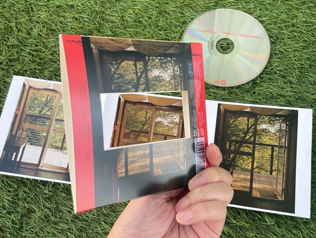 蓮沼執太さんのインスタグラム写真 - (蓮沼執太Instagram)「📸 Photos for CD unpeople  🟥"unpeople" CD本日リリース  🪟窓枠が切り抜かれたスリーブデザイン  💿銀盤CDが目印  YOU GET MY SHOP https://shutahasunuma.shop/  🟥"unpeople" CD released today  🪟Sleeve design with window frame cut out  💿Cool Silver CD   SHOP https://shutahasunuma.shop/」10月11日 19時54分 - shuta_hasunuma