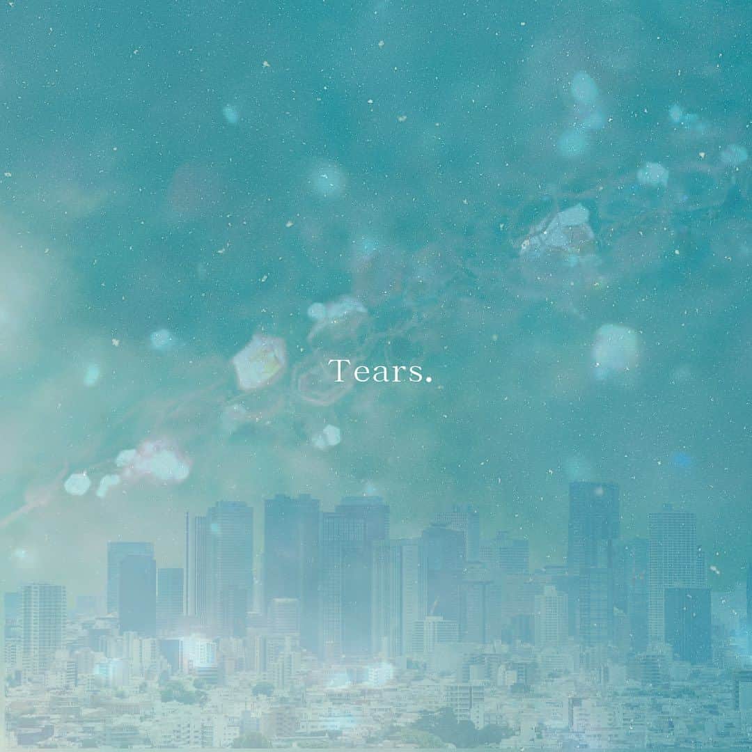 のインスタグラム：「【新曲「Tears.」10月12日　配信リリース！】  ついに明日！新曲「Tears.」が配信リリースされます！この曲への想いの丈をまとめました！！！  〈苦しみのど真ん中にいる人に届けたい曲〉  辛かったり、苦しかったりする時って、 そのことしか考えれない。 だから苦しみのど真ん中にいる時ってものすごくしんどい。  そんな疲れ果てたカラカラの心を 潤すことのできる曲になってくれたら、、という想いと同時に  〈繋がり〉をテーマに書いた曲でもあります。  私自身、心が苦しいときに 祖母の家に遊びにいったのね。  その時に祖母が何気なく 自分の過去の話、昔話を始めた。 たくさんの苦労を重ねてきた祖母の話を聞いていると、なんだか感謝の気持ちが込み上げてきた。  今私たちがこの世界に生きていられるのは、 先人たちが重ねてきた苦労のおかげである。  苦しい、悲しい 楽しい、嬉しい、、、  様々な感情を繰り返して 大変だった日も 1日1日を一生懸命に生きてきてくれたおかげで  今の私がいて 今の私たちがいる。  そう思うと、 苦しみや悲しみ、何かに悩んでいられること自体、ありがたいことなんだなと  祖母の話を聞いて思った。  そういったことは 絶対に忘れたくない  常に心の中に 感謝と共に置いておきたいな  というのと、  そういった目線で物事を捉えることができたら、悩みも少し和らいでくれるかな  苦しみも悲しみも、いつか必ず誰かの明日に繋がっていくはず  そう思えたら、あの時流した涙もきっと報われる。  そんな想いの丈を A4用紙4枚分ぐらいに書き連ねて  今回この曲を作曲してくれた nokyのお二人に送った。  そしたら その想いをしっかり汲み取って 素晴らしいメロディをあげてきてくれた。  簡単なアレンジにメロディをのせたデモを聴かせてもらった時点で涙がポロポロ、、、  気づけばコメダ珈琲のカウンターの上がティッシュまみれに😭😭😭😭笑  アレンジも何度もやり取りをして とっても納得のいく1曲に仕上がりました。  この日を迎えられることに感謝します。 この曲が、誰かの心の拠り所となってくれたら嬉しいです。  　  作曲、編曲：noky(直江香世子、大畠裕貴) 作詞：浅井未歩、Jille. ギター：　松本コーキ　Koki Matsumoto ヴァイオリン 大河内涼子　Ryoko Okouchi All other Instruments noky アートワーク：浅井未歩 Vo.Rec&Mix&Mastering  HIT STUDIO 鶴羽宏一  #ティアーズ #tears #新曲」