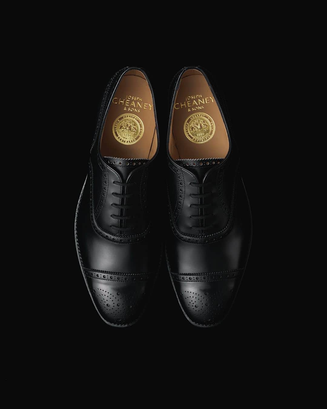 PITTI SNAP by BEAMSさんのインスタグラム写真 - (PITTI SNAP by BEAMSInstagram)「. 〈ビームスF〉45周年を祝うアイテムたち 節目にふさわしい、特別な服の話  チーニー セミブローグシューズ  靴をドレススタイルの要と捉え、時代ごとに名靴を取り揃えてきた〈ビームスＦ〉。なかでも紳士靴の原点である英国靴は不可欠な存在ですが、ここ数年の価格高騰により、よい提案が難しくなっているのが現状です。そこで45周年を機に、英国を代表する老舗〈チーニー〉に完全別注。現在は少なくなった、古き良き英国の質実剛健でオーセンティックなドレスシューズをイメージし、リアルプライスのセミブローグを制作しました。時代に左右されることなく、きっと末長く愛用していただける、まさに英国靴の次なる名品です。  古き良き英国靴のフォルムを色濃く残す傑作ラスト、6184を用いた別注モデル。セミスクエアトゥや程よいショートノーズ、甲にかけての立ち上がりの美しさはまさに英国靴。E ウィズと絞ったウエストでフィット感も抜群です。  ¥88,000(inc.tax)  #mrbeams #beams #beamsf #brillaperilgusto #mensfashion」10月11日 20時01分 - mr_beams_webmagazine