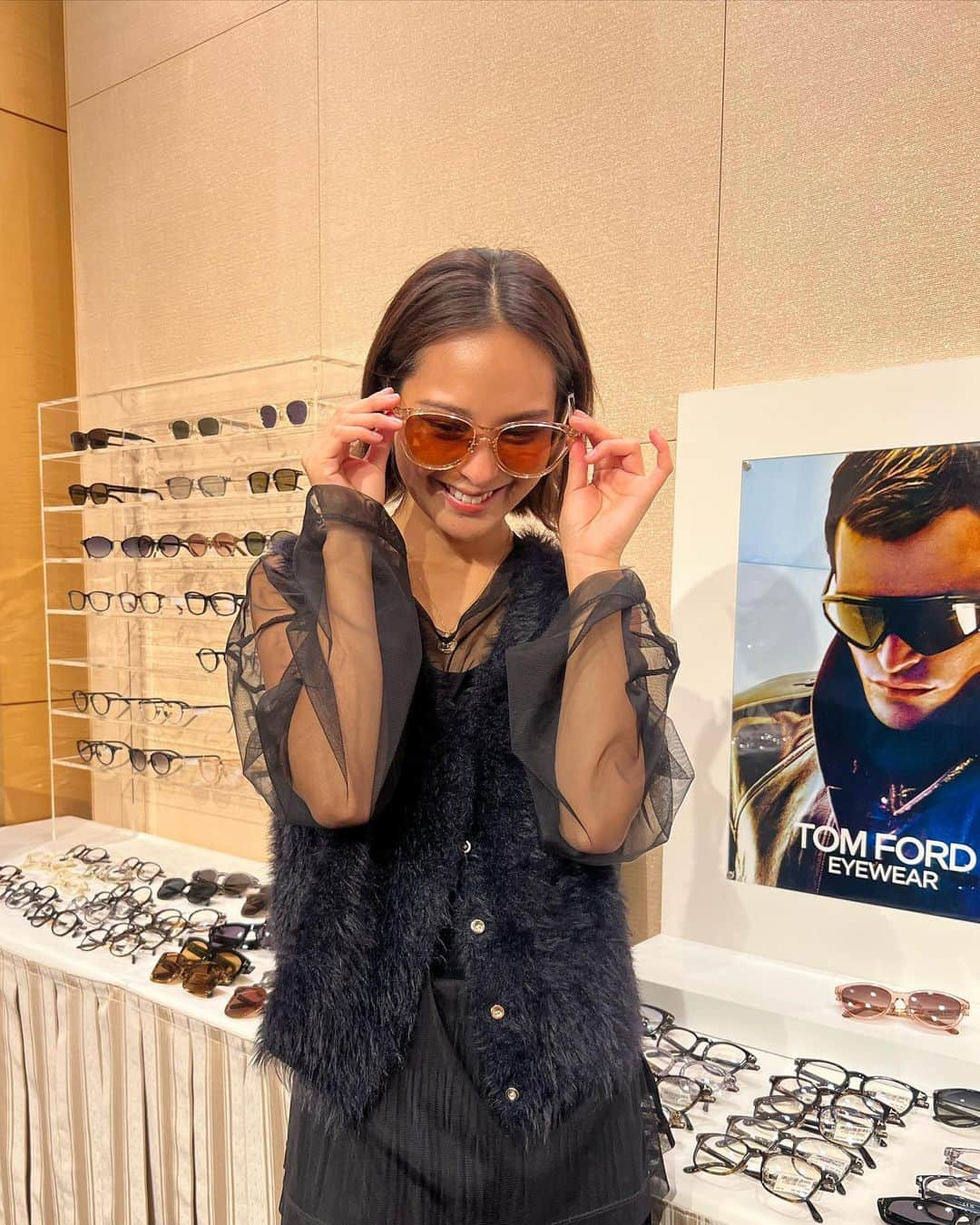 山口厚子のインスタグラム：「セルリアンタワーで開催されている @visionize_eyewear の展示会に参加してきました✨  スマートな眼鏡&サングラスから ファッションに合うようなおしゃれなものまで幅広く展示されてて、試しにかけてみたり、どのサングラスが自分に合うのか探したりとワクワクしっぱなしでした😆  早速お気に入りのサングラス見つけたよ♪ みんなは何番目が好み？😎  #eyewear #サングラス #fashion #セルリアンタワー #渋谷」