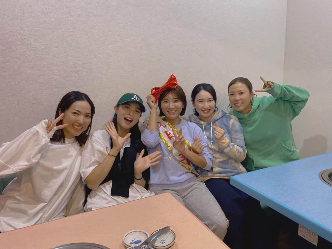 イ・ボミのインスタグラム：「- 13년 동안 일본 생활이 힘들지 않았던건, 나를 좋아해주고 응원해주는 친구들이  있었기 때문이다. 함께 했던 시간들을 떠올리면  눈물이 나지만 우리 다 멋지게 성장한거같아 너무 기쁘고 행복해🥰 (오늘 너무 고마워요🫶🏻)  13ねんのあいだ　にほんせいかつが　 つらくなかったのは　わたしを　すきでいてくれて　おうえんしてくれた　なかまがいたからです。 いっしょにすごした　じかんを　おもいかえすと　なみだが　でるけど　みんな　かっこよく　せいちょうしたとおもうと　うれしいし　しあわせです🫶🏻」