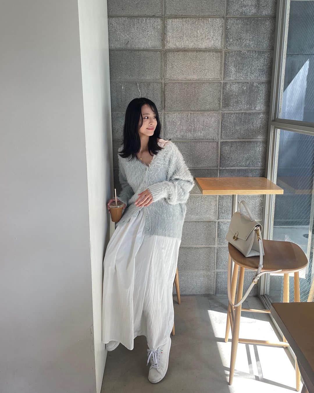 千葉優子のインスタグラム：「ちらっと載せたらDMもコメントもいただいた こちらのコーデ🤍  この秋冬はみんなシャギーアイテムが 気になるのでは🥹✨？！  こちらは @pierrot_shop の シャギーニットカーディガン🤍 商品タグ付けしてます〜  これほんとしっかりしたシャギーで すんごい可愛ゆいよ🥹 トレンドだから1枚は持っておきたいね✌︎  人気で売り切れてきてるカラーもあるから 急いで見てみてね〜🥰  あ、ちなみにスカートもpierrotだった🤭 好きすぎか！笑  #PR #pierrot #ロカリ#locari #mineプチプラ部  #毎日コーデ#ママカジュアル#ootd#ママコーデ#ママファッション#mineby3mootd#アラサーコーデ#きれいめコーデ#大人カジュアル#ルーファ#4yuuu #ponte_fashion#30代ファッション#30代コーデ#きれいめカジュアル#mamagirl#シャギーニット#シャギー#シャギーカーディガン#トレンドコーデ#トレンドファッション」