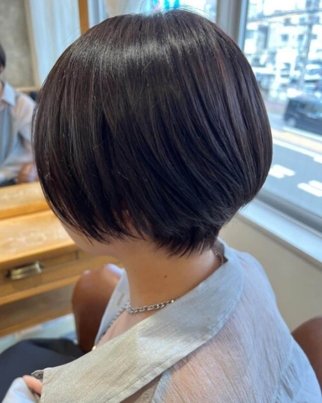 ちゃたさんのインスタグラム写真 - (ちゃたInstagram)「hairstyle ホットペッパー  @labonheur_hair   La Bonheurは「natural organic」をコンセプトに 東京・埼玉・札幌・宇都宮に多数店舗展開してる美容室だよ✂︎💕💕💕  高校の時からお世話になってる担当のお姉さんが店舗こちらになったので、着いてきたけどお店もかわいい✨🩷  いつも予約が担当のお姉さんとれないのです🫡早めのご予約オススメします🖤  池袋/門前仲町/札幌/宇都宮/北千住/大宮/宇都宮/春日部/新越谷/久喜/成増  ✂︎ La bonheur hair ✂︎  #ハイトーンヘア#イルミナカラー #くびれヘア #韓国風前髪 #秋冬ヘア #髪質改善 #宇都宮ヘアサロン #宇都宮美容室 #宇都宮 #サロンモデル募集 #シースルーバング #インナーカラー #おしゃれさんと繋がりたい #サロンモデル #美容好きな人と繋がりたい #インナーカラー#縮毛矯正#白髪ぼかし#ツヤ髪 #似合わせカット#ヘアセット#カシスレッド#モデル #着画モデル #ファッションモデル #栃木県 #サロモ#ショートヘア #ホットペッパービューティー #ホットペッパー」10月11日 20時02分 - c.h.a.t.a.13