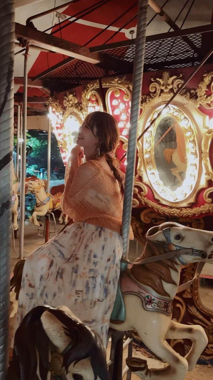 林田沙綾のインスタグラム：「🎠🎠🎠🎠 メリーゴーランドっていくつになっても ときめく...🎠🎠🎠🎠 オレンジニットはこれから 販売する　@miss_me_by_chaling の🧡🧡」