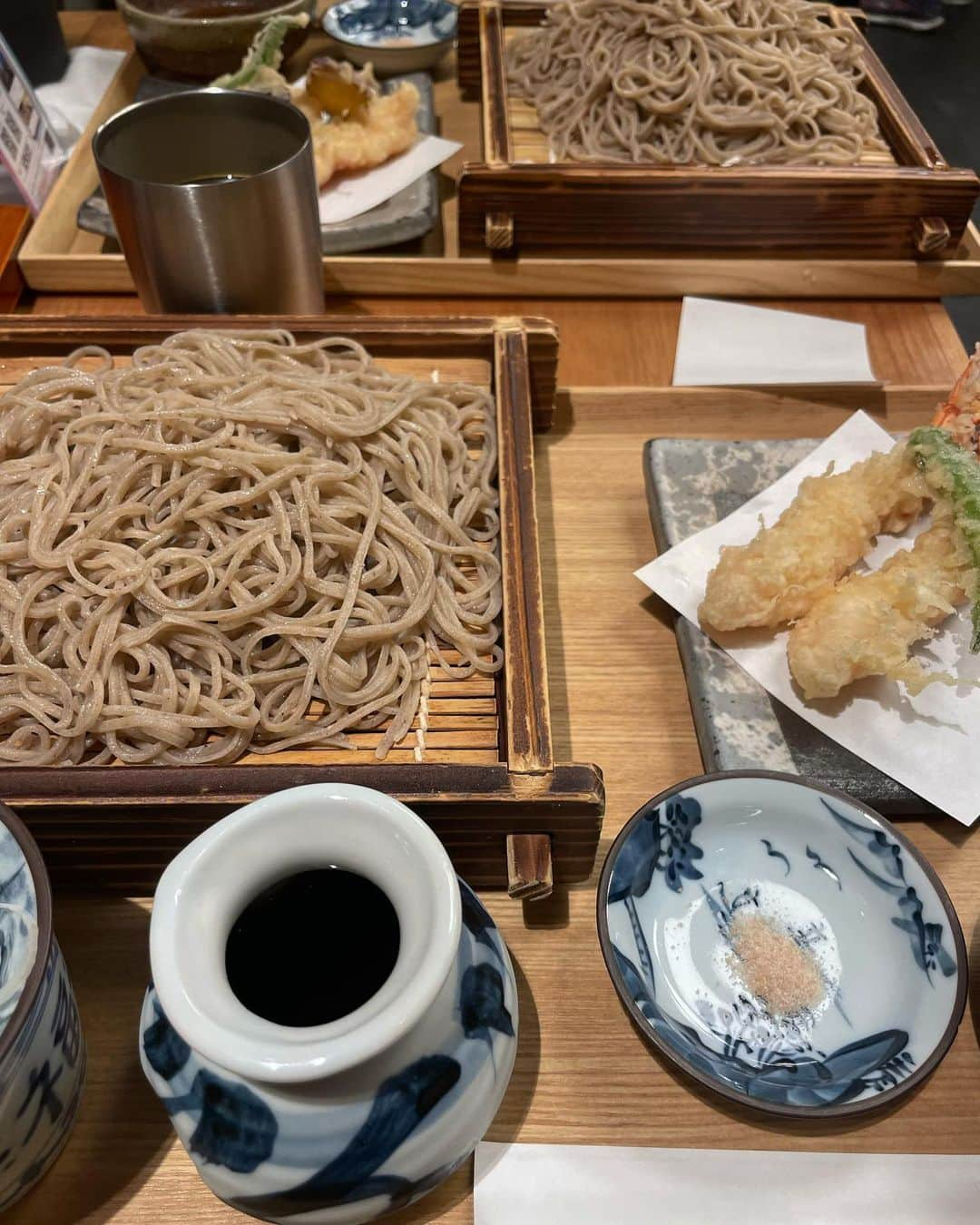 岡田美季さんのインスタグラム写真 - (岡田美季Instagram)「明日発売のカーディガン激推し🩵 マルチのmixカラーがかわいい。 展示会でも嬉しいことにカーディガンシリーズは大人気でした！シャギー＆ケーブルは月末に再入荷予定☺︎ 今季も大活躍のツイードJK。 これも本当〜におすすめなのです。 #room306contemporary」10月11日 20時02分 - mikiokada0225