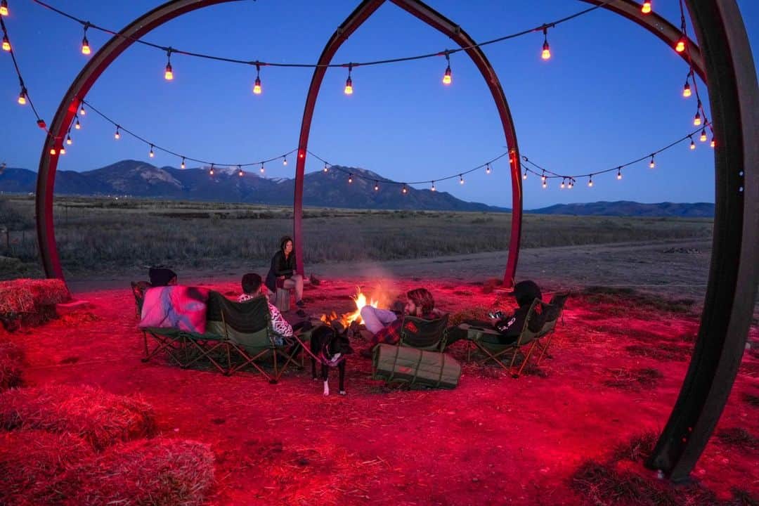 ケルティのインスタグラム：「Sunsets, Friends, a warm fire, and some super comfy seating ✅⁠ What more could you ask for?? ⁠ ⁠ Not a bad seat with a view at @hotellunamystica! ✨🔥⁠ ⁠ #builtforplay #keltybuilt #getoutside」