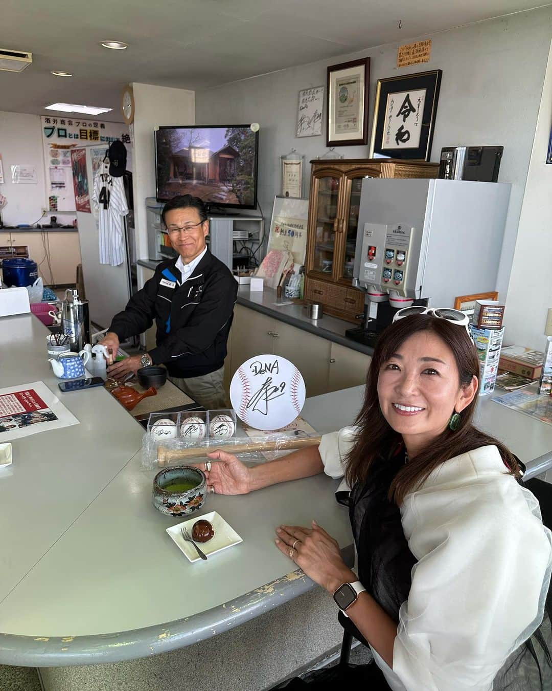 中島史恵さんのインスタグラム写真 - (中島史恵Instagram)「久しぶりに 長野の実家に🌟  懐かしの本屋さん 平安堂さん😊  地元高梨の酒井商会さんで 志郎さんが発注下さった 盛進堂さんのオリジナルの 栗のお菓子に 志郎さんに美味しい お抹茶を点てて頂きました💚  #中島史恵❤ #実家に帰郷 #平安堂さん前でバッタリ後輩さんに⭐️ #母親に逢いに #お兄ちゃんに沢山お土産頂き感謝⭐️  軽井沢に寄って戻りまぁす😊」10月11日 20時07分 - fumielove0614