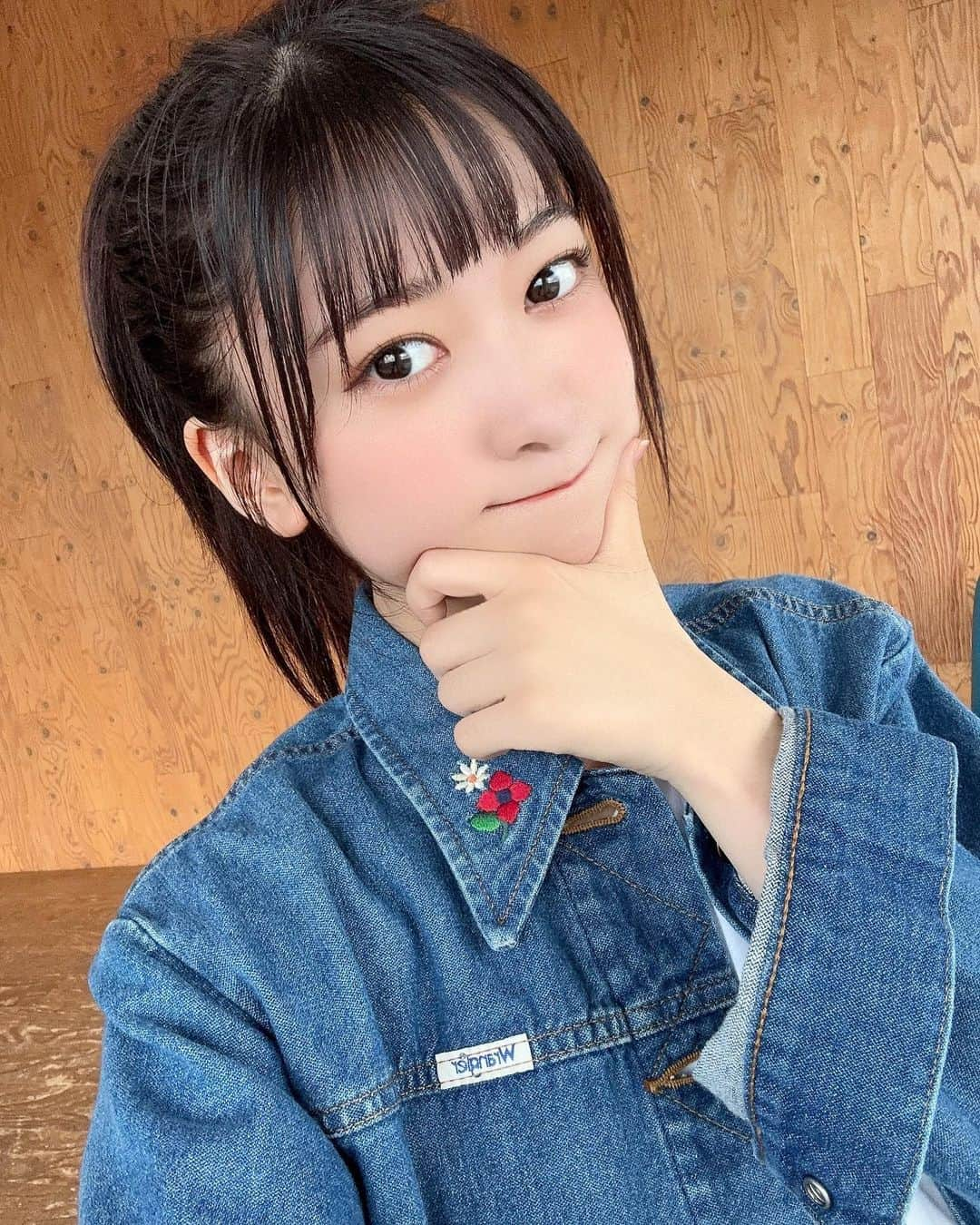 鈴原希実のインスタグラム：「デニムのん💙  鈴原希実カレンダー2024チェックしてください〜〜！よろしくねっ( ˙ᵕ˙ 🙏)  URLはこちら⬇️ https://linktr.ee/suzuhara_calendar   #鈴原希実  #デニム  #カレンダー」